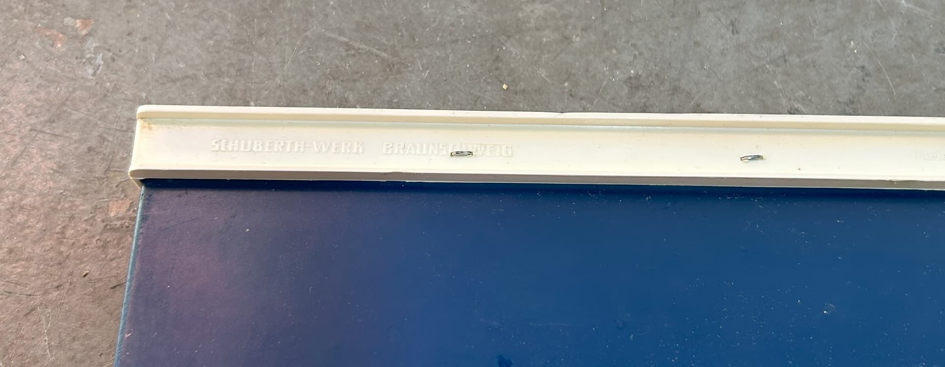 Półka ścienna, niebieski, drewno, wsporniki plastik biały, Schuberth-Werk Braunschweig, Niemcy, lata 70. - 6513