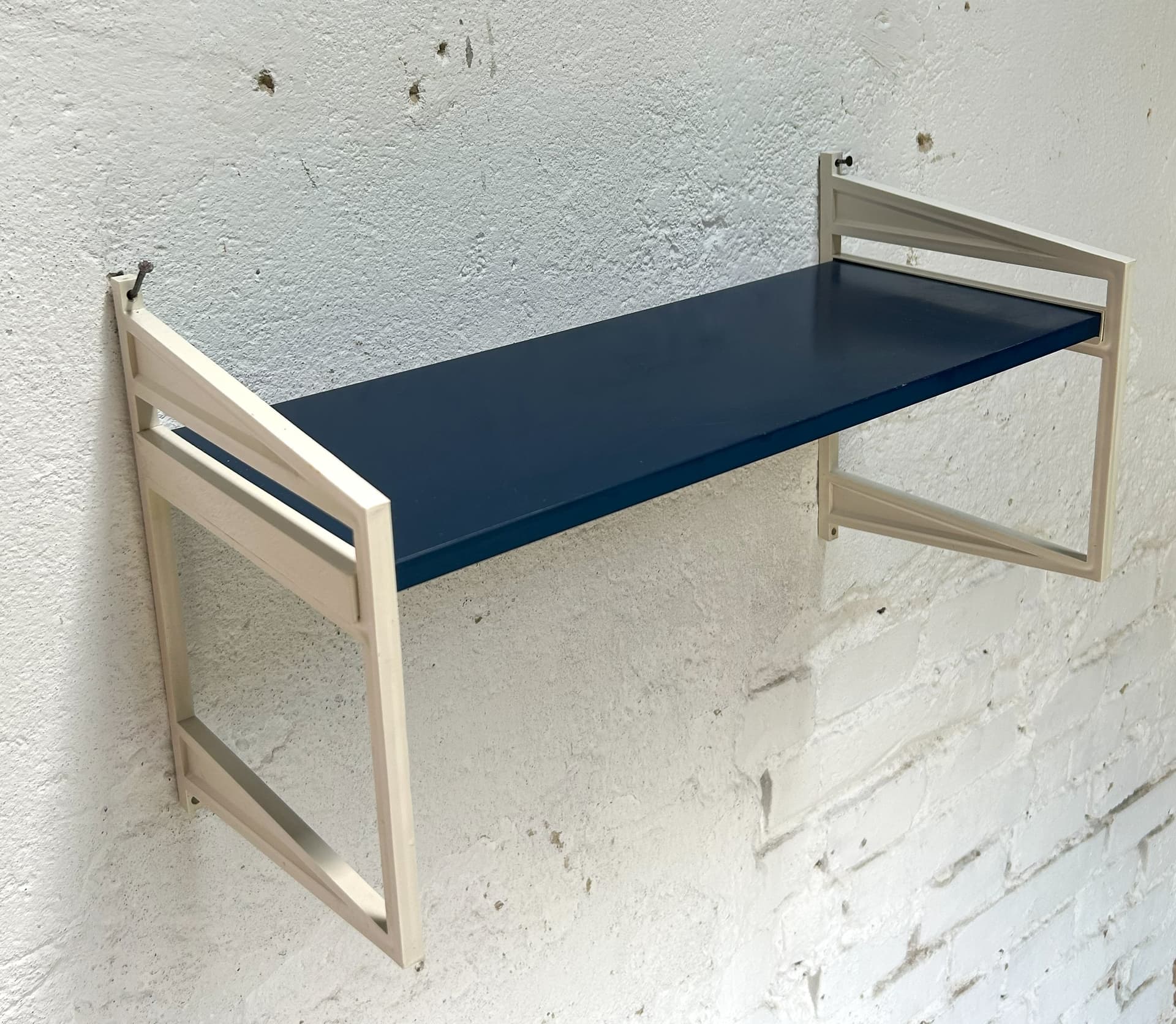 Półka ścienna, niebieski, drewno, wsporniki plastik biały, Schuberth-Werk Braunschweig, Niemcy, lata 70. - 6520