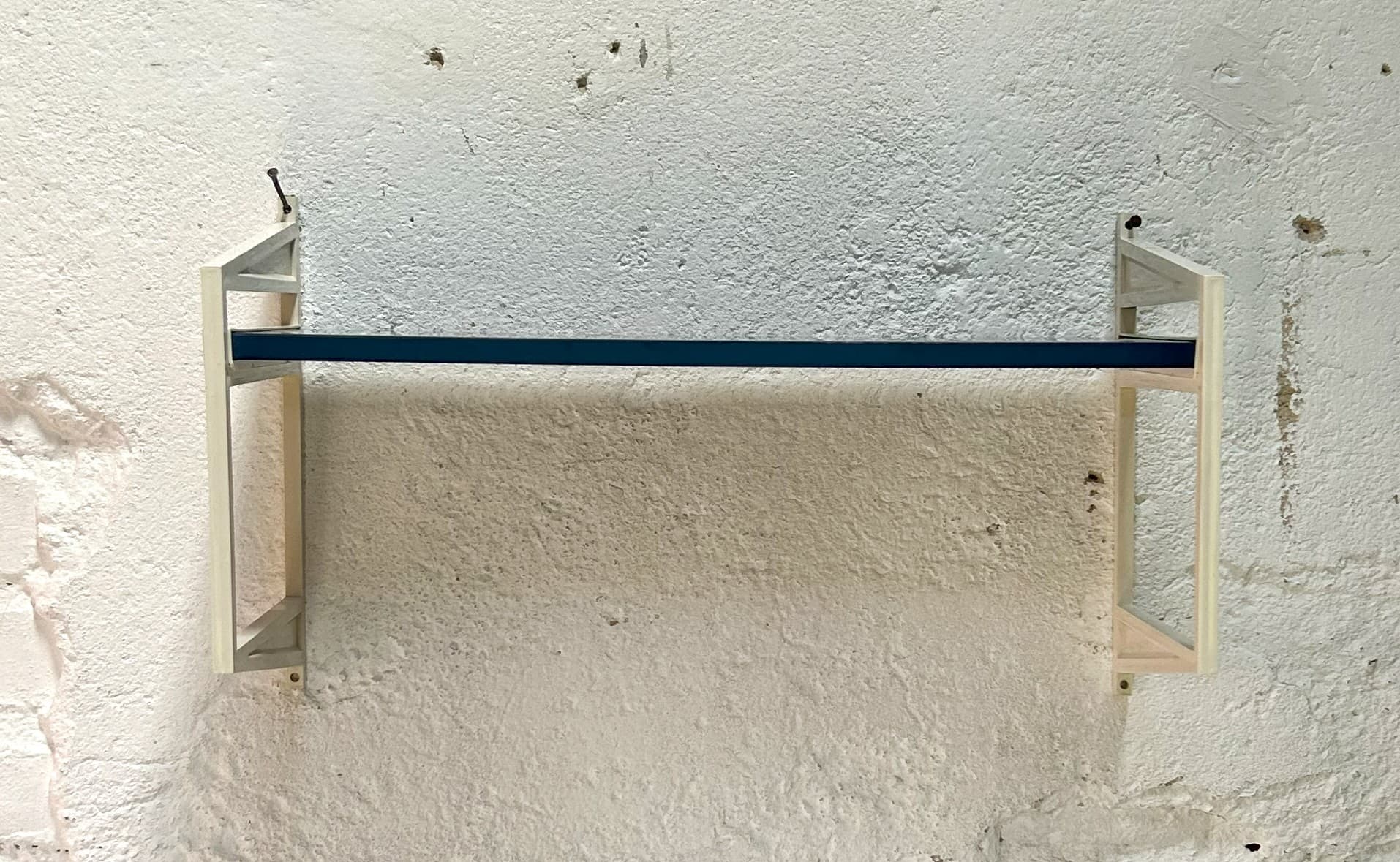 Półka ścienna, niebieski, drewno, wsporniki plastik biały, Schuberth-Werk Braunschweig, Niemcy, lata 70. - 6511