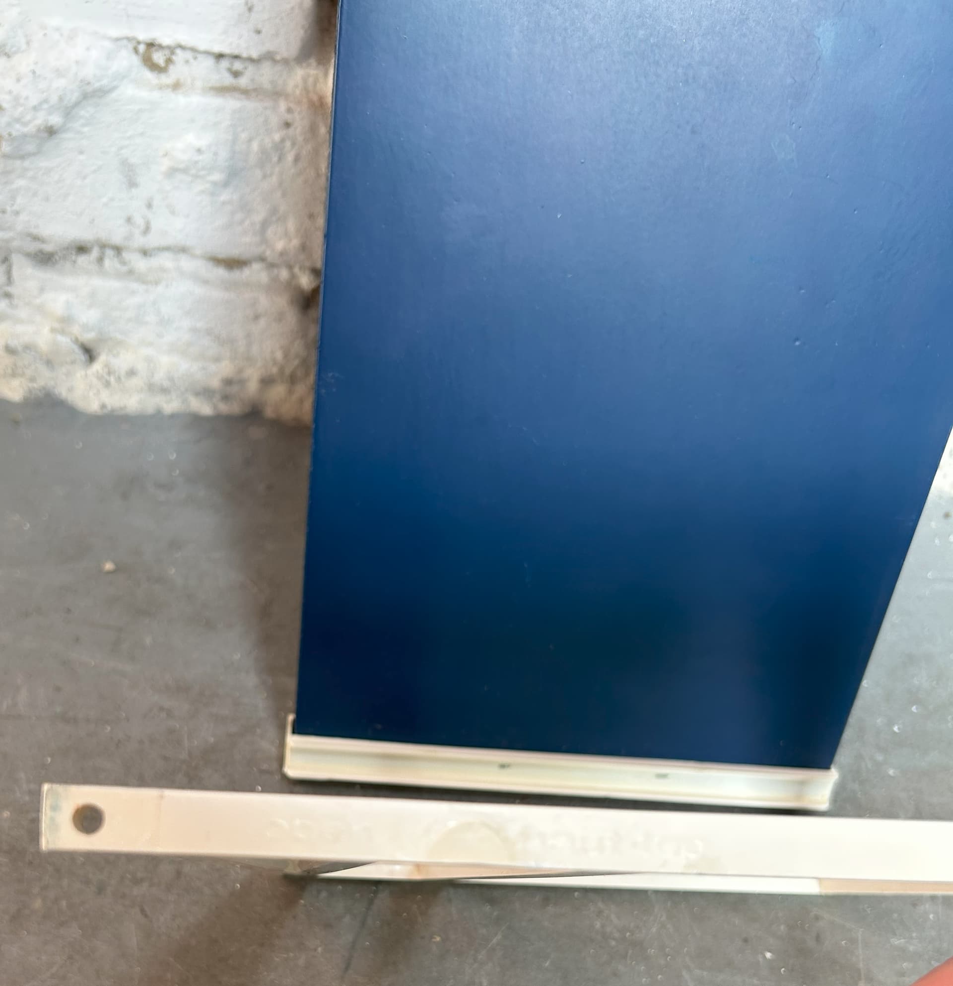 Półka ścienna, niebieski, drewno, wsporniki plastik biały, Schuberth-Werk Braunschweig, Niemcy, lata 70. - 6516