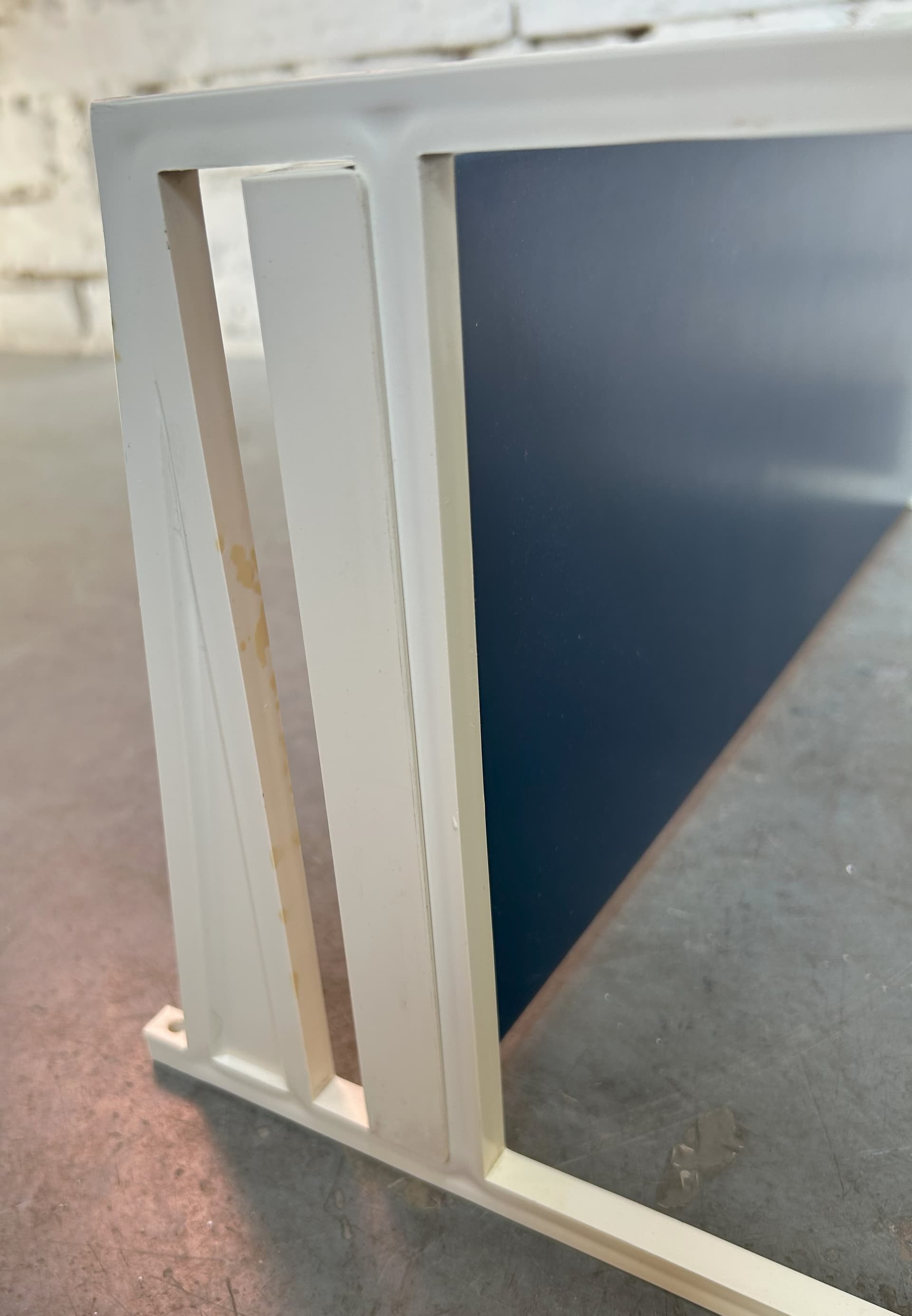 Półka ścienna, niebieski, drewno, wsporniki plastik biały, Schuberth-Werk Braunschweig, Niemcy, lata 70. - 6517