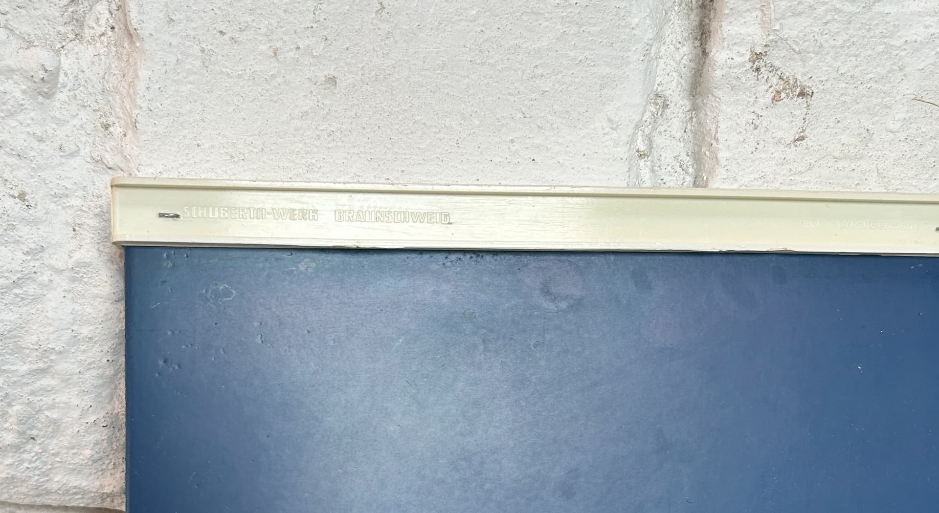 Półka ścienna, niebieski, drewno, wsporniki plastik biały, Schuberth-Werk Braunschweig, Niemcy, lata 70. - 6515