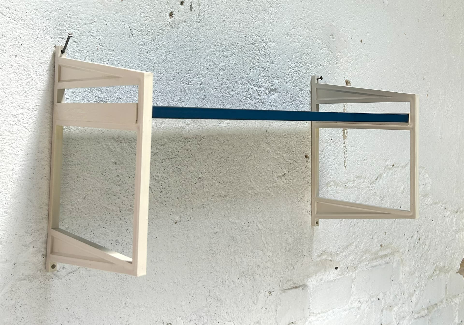 Półka ścienna, niebieski, drewno, wsporniki plastik biały, Schuberth-Werk Braunschweig, Niemcy, lata 70. - 6519