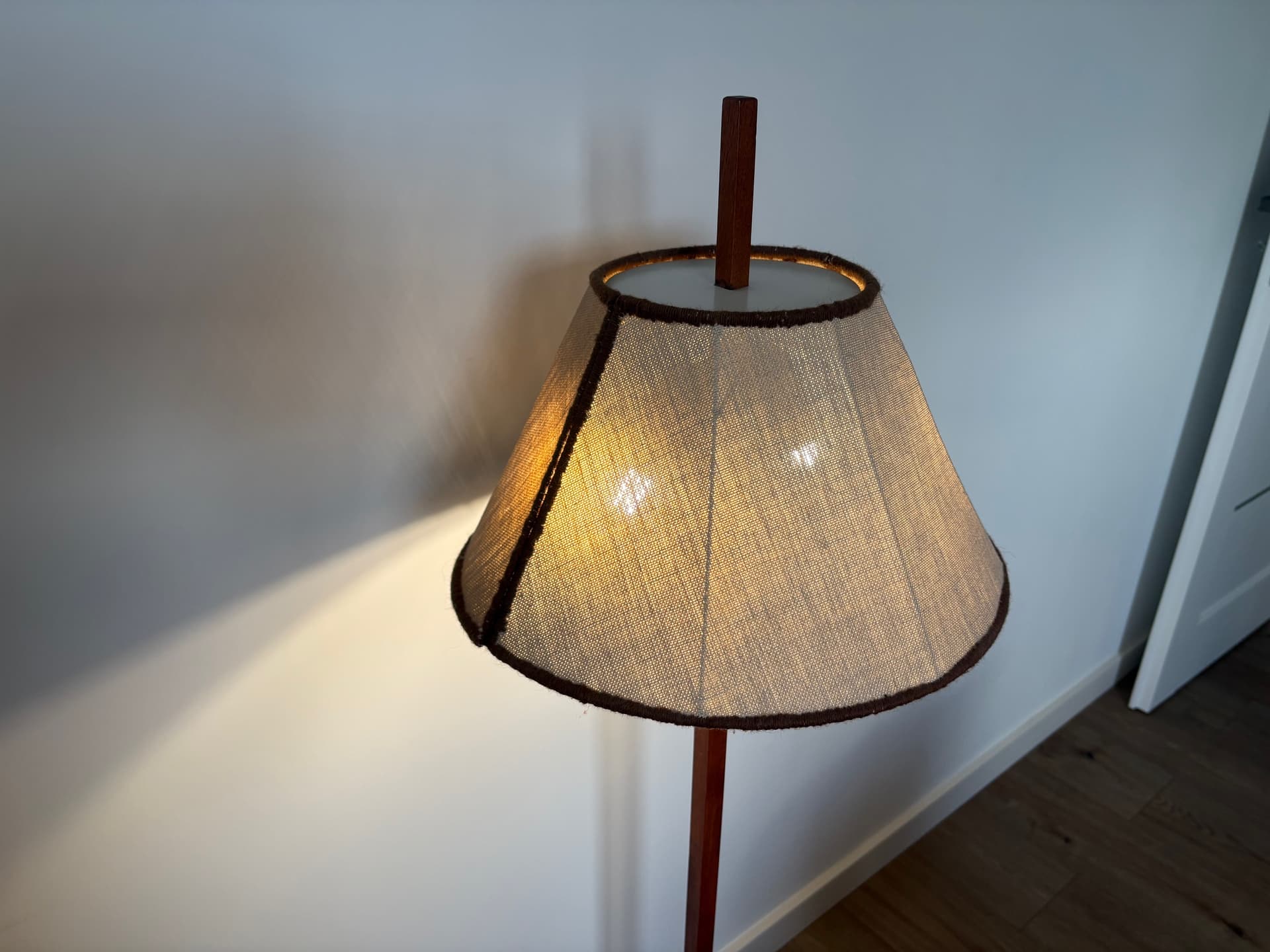 Lampa podłogowa G35, beżowy, drewno, proj. H.-A. Jakobsson, Svegards Markaryd, Szwecja, lata 60. - 82344