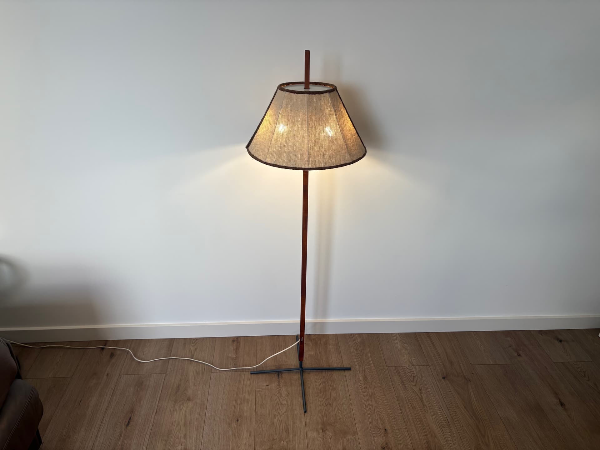 Lampa podłogowa G35, beżowy, drewno, proj. H.-A. Jakobsson, Svegards Markaryd, Szwecja, lata 60. - 82340