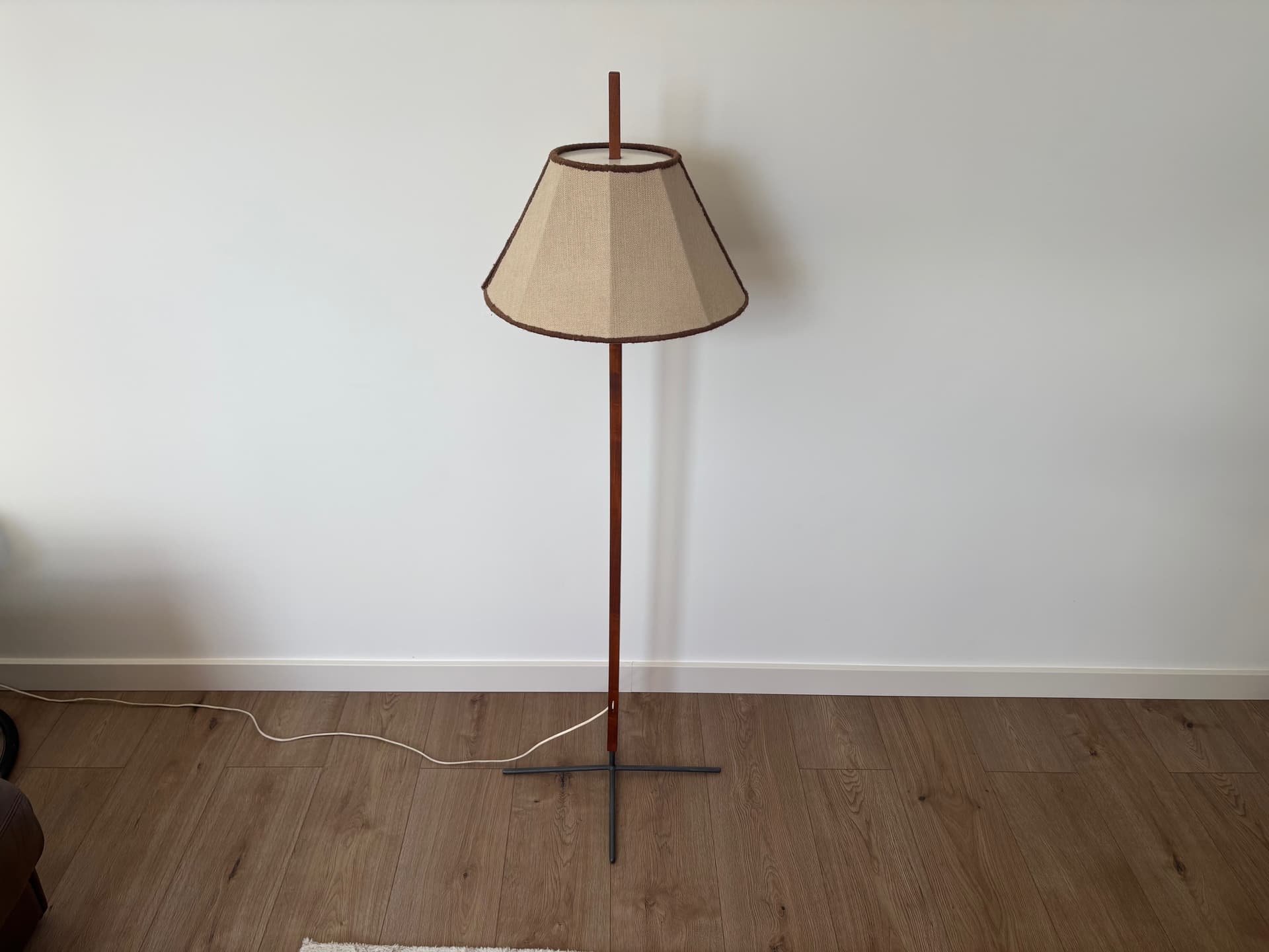 Lampa podłogowa G35, beżowy, drewno, proj. H.-A. Jakobsson, Svegards Markaryd, Szwecja, lata 60. - 82338