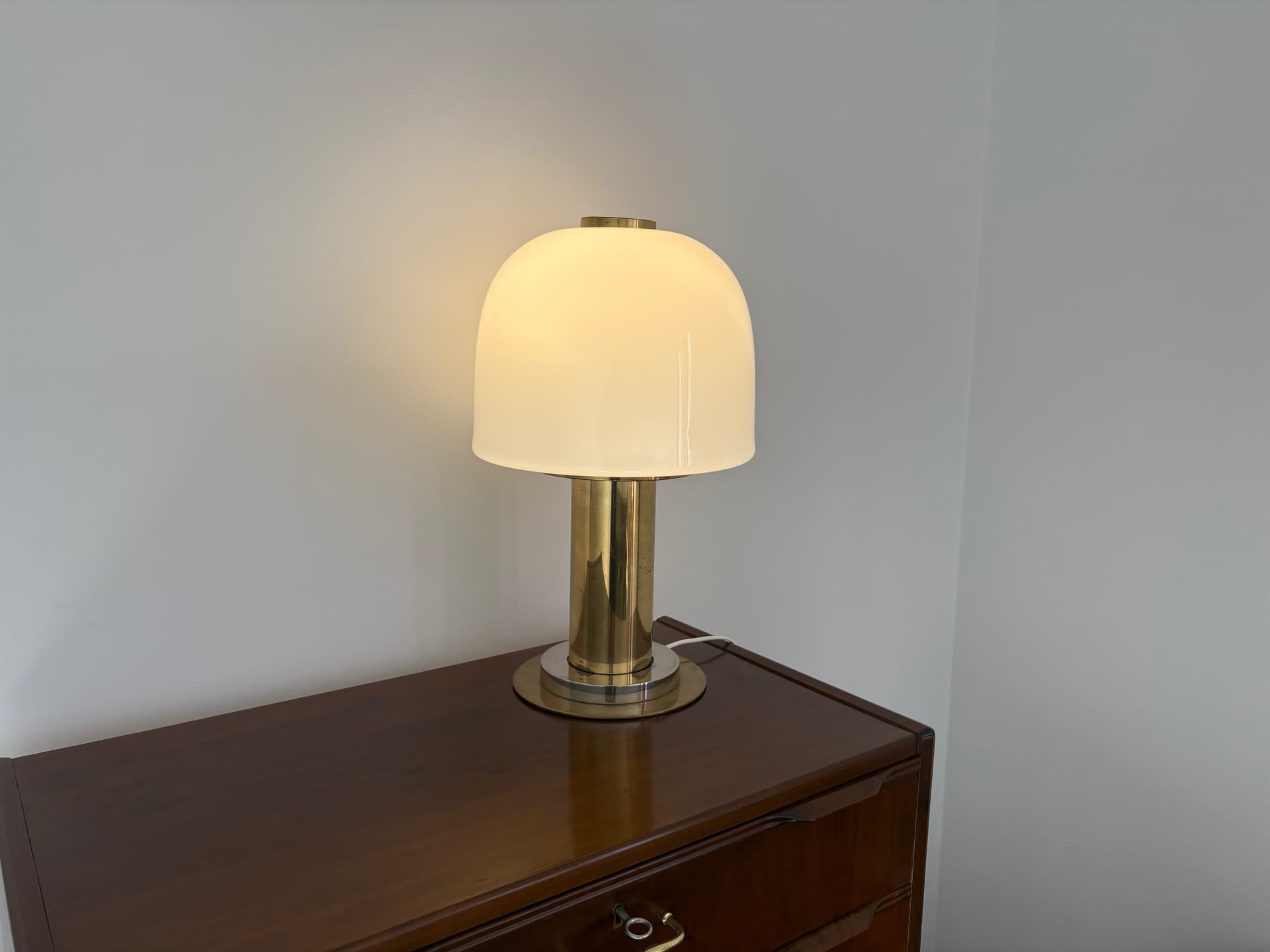 Lampa stołowa, szkło opalowe białe, mosiądz, Limburg, Niemcy, lata 70. - 82369