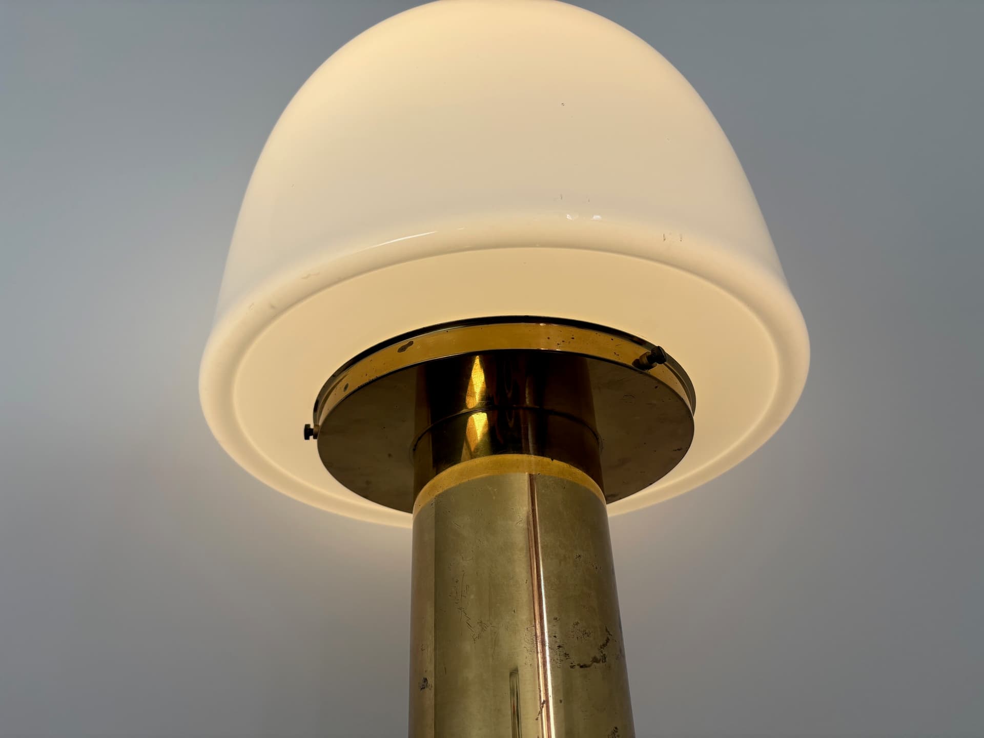 Lampa stołowa, szkło opalowe białe, mosiądz, Limburg, Niemcy, lata 70. - 82366