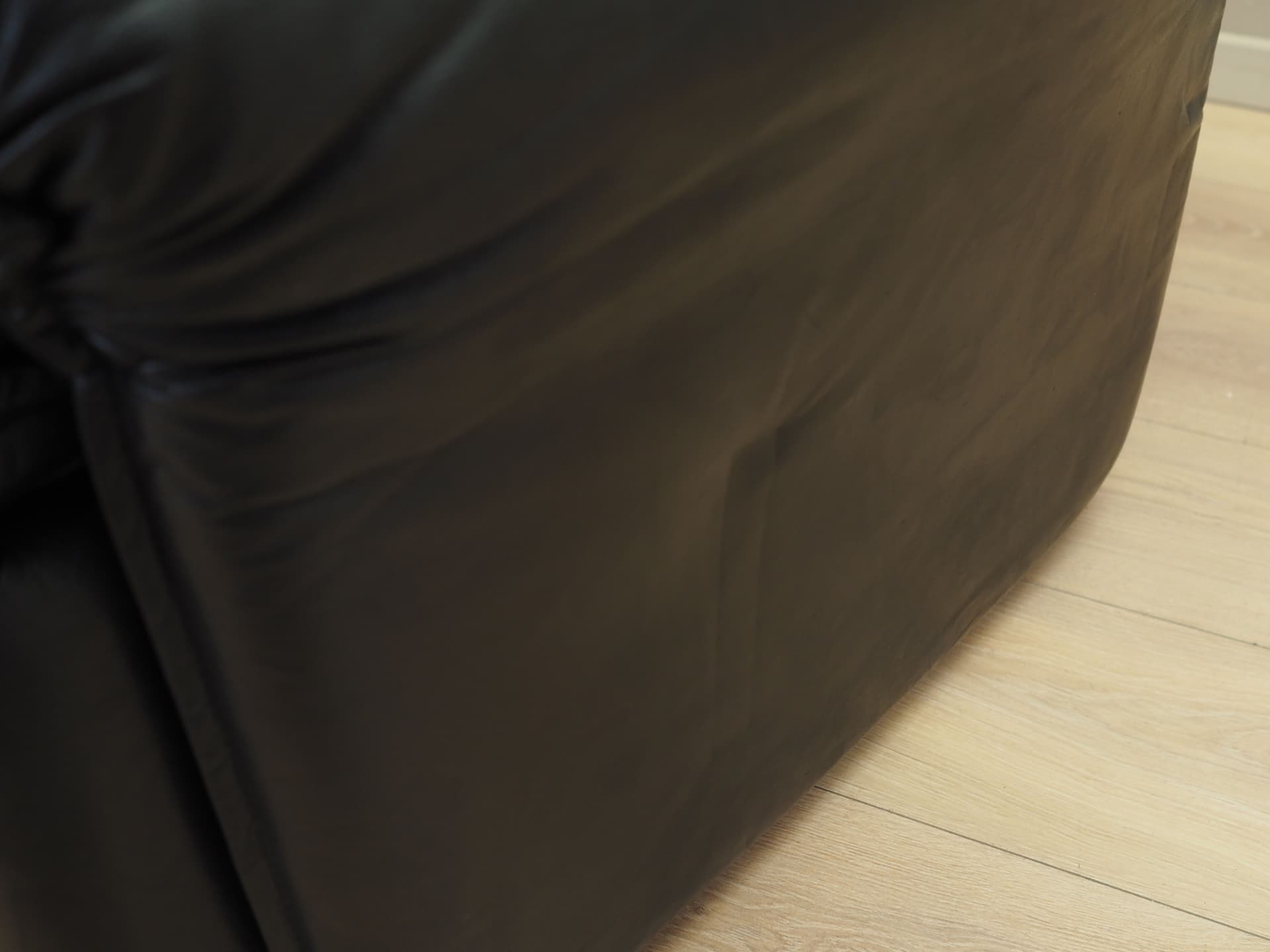 Fotel wypoczynkowy, skóra czarna, Włochy, lata 70. - 82434