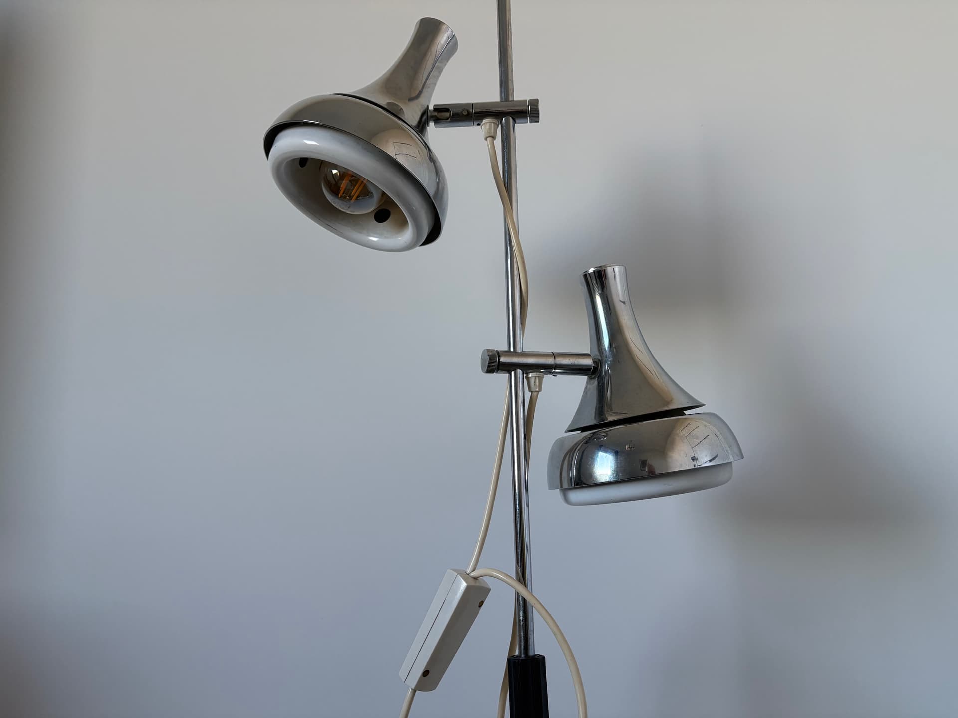 Lampa podłogowa, chrom srebrny, metal czarny, proj. Koch & Lowy, OMI, Niemcy, lata 70. - 82755