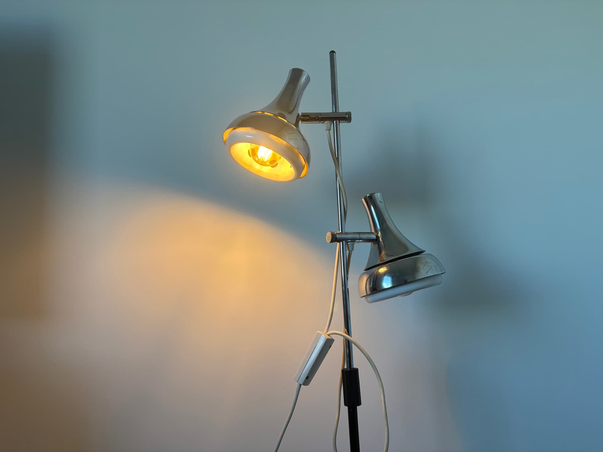 Lampa podłogowa, chrom srebrny, metal czarny, proj. Koch & Lowy, OMI, Niemcy, lata 70. - 82758