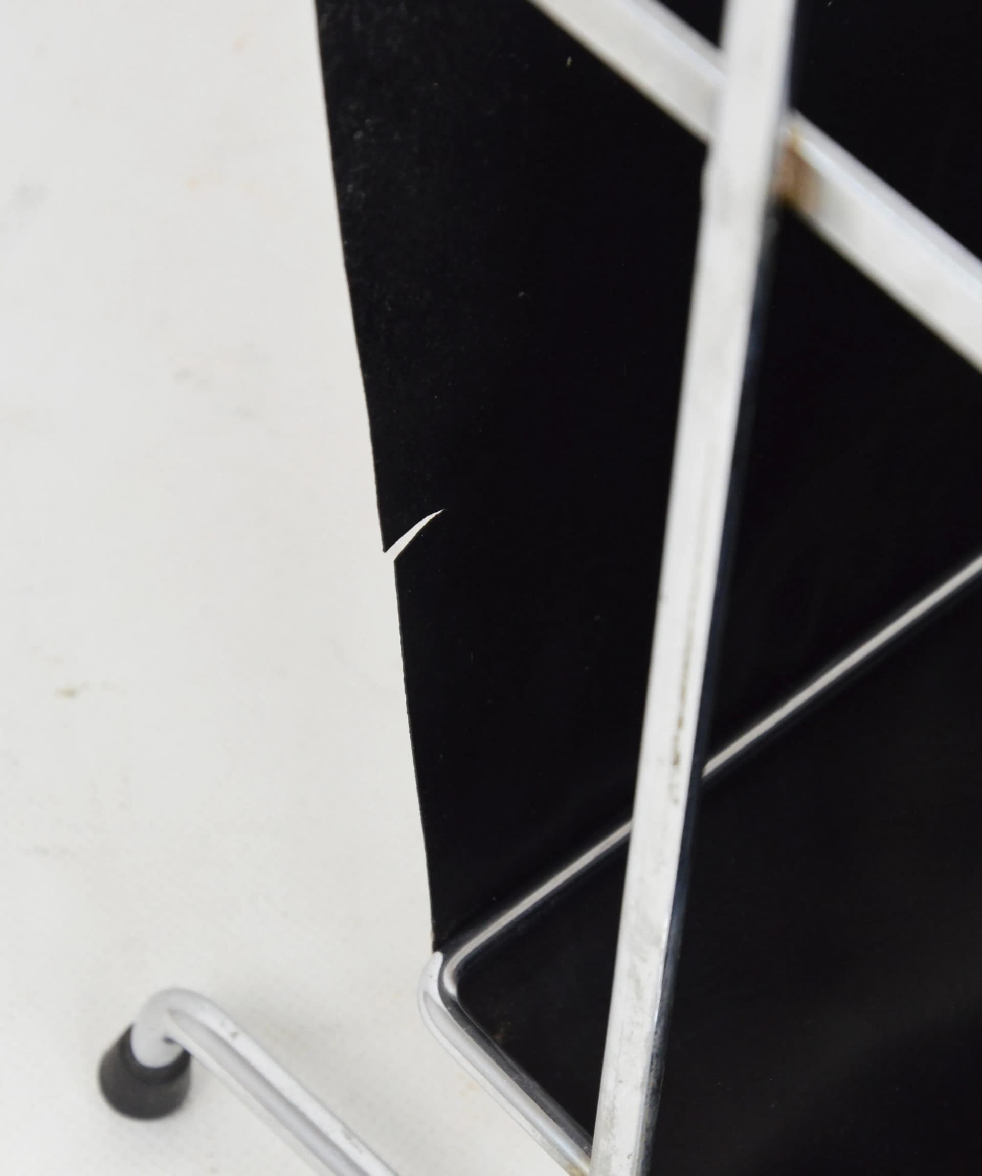 Czarny gazetnik z tworzywa sztucznego na chromowanym stelażu, Polska, lata 70. - 82958