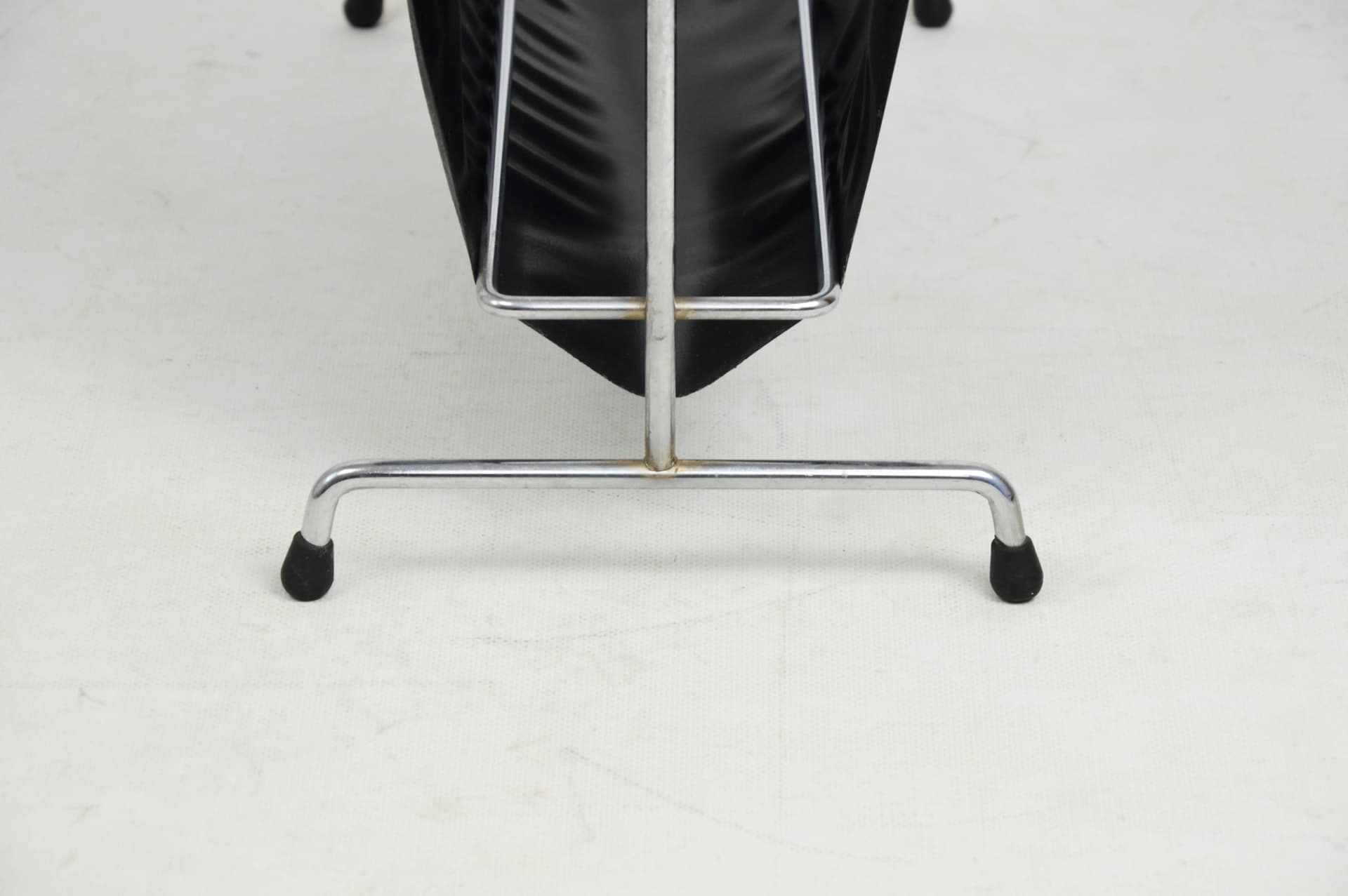 Czarny gazetnik z tworzywa sztucznego na chromowanym stelażu, Polska, lata 70. - 82956