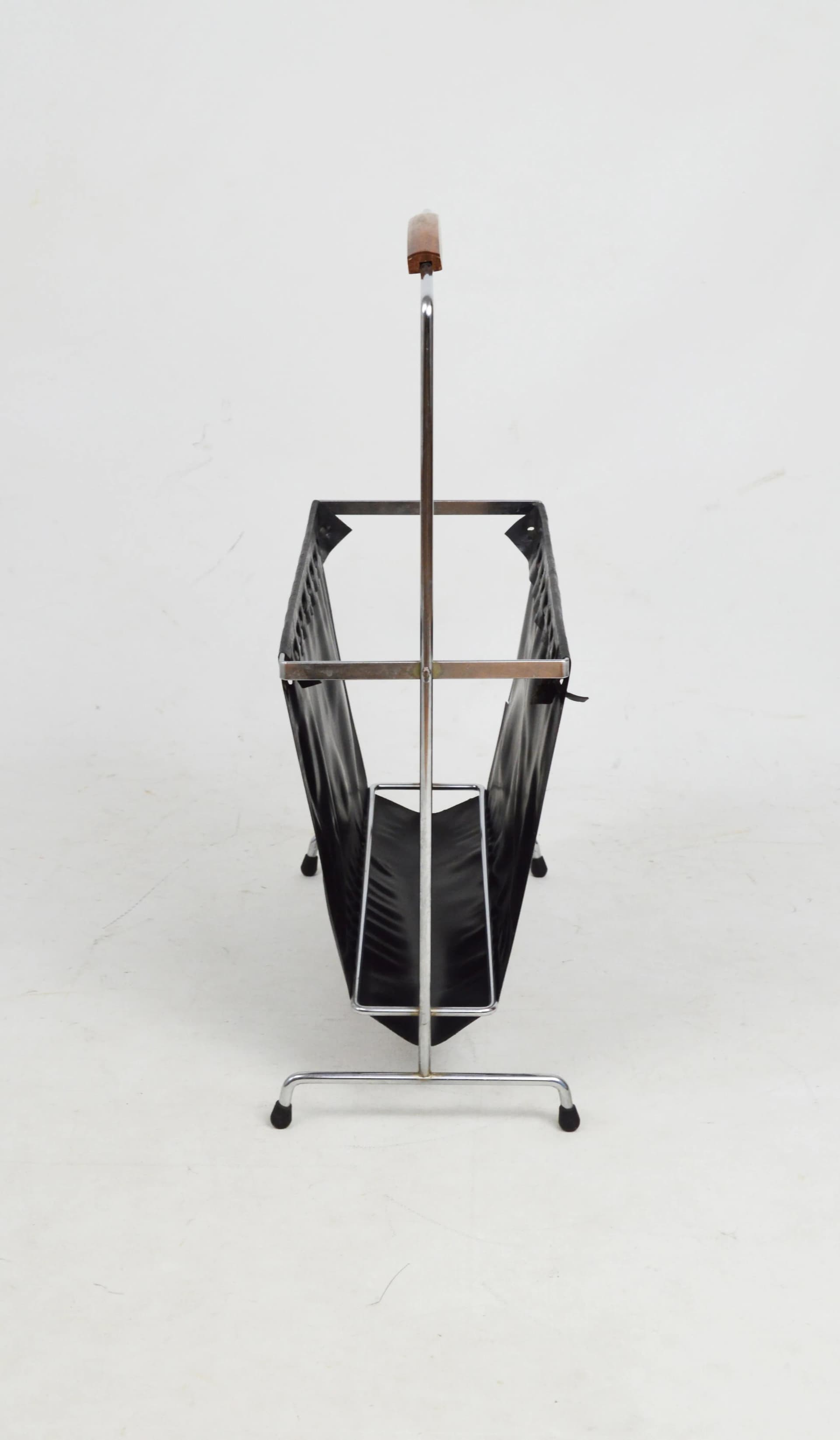 Czarny gazetnik z tworzywa sztucznego na chromowanym stelażu, Polska, lata 70. - 82954