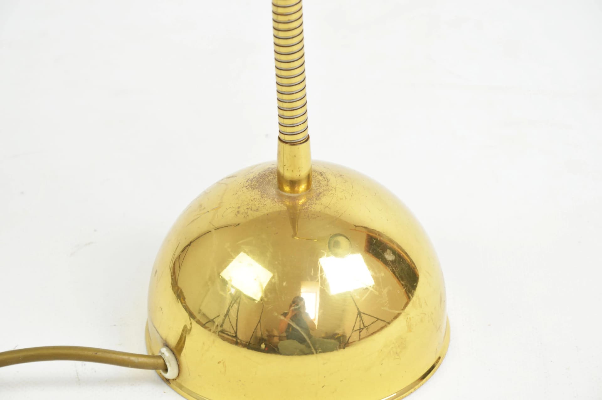 Złota, metalowa lampa biurkowa w stylu modernistycznym, Polska, lata 70. - 82985