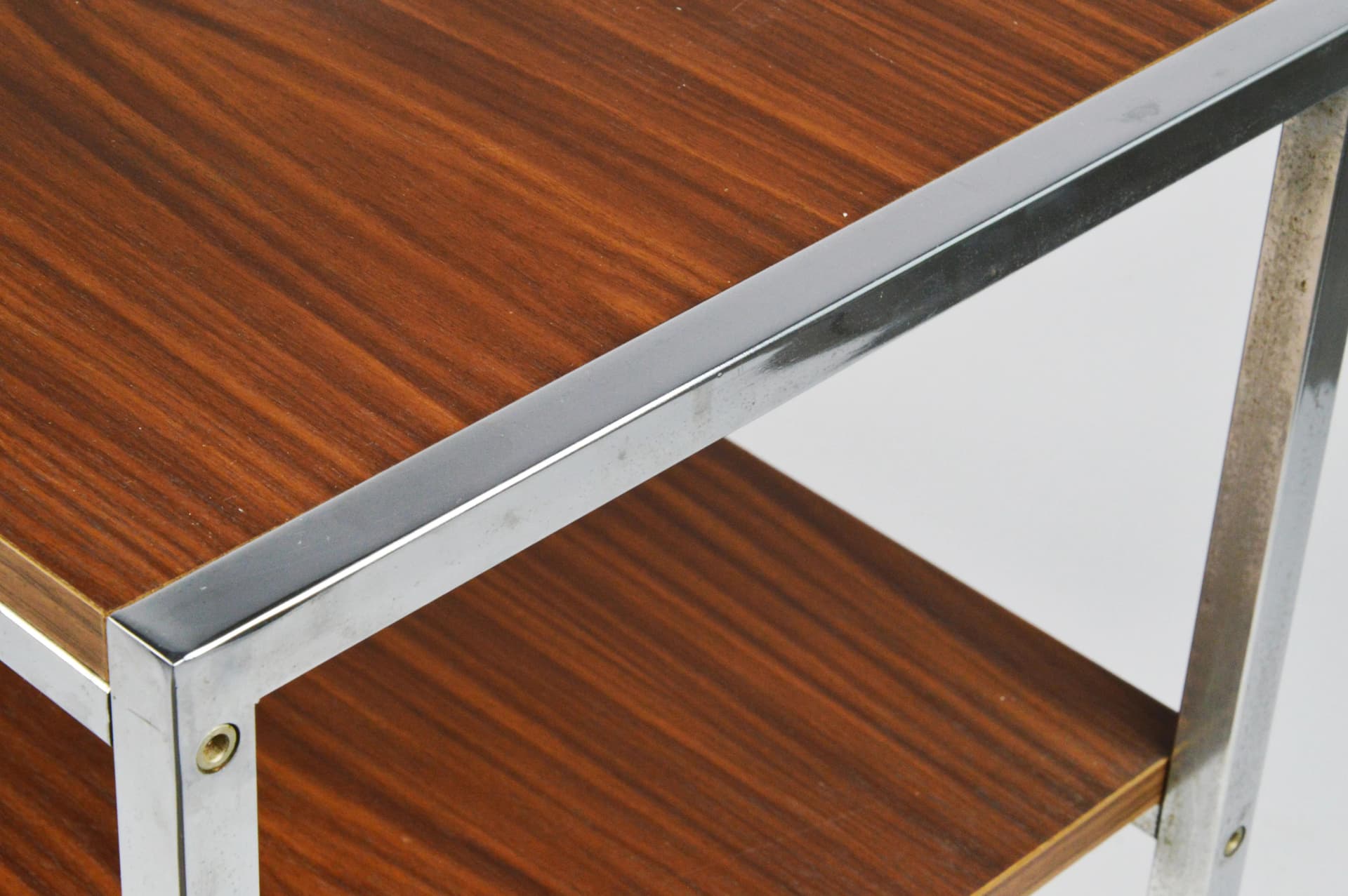 Orzechowo-chromowany mobilny stolik boczny, modernistyczny, Polska, lata 70. - 87208