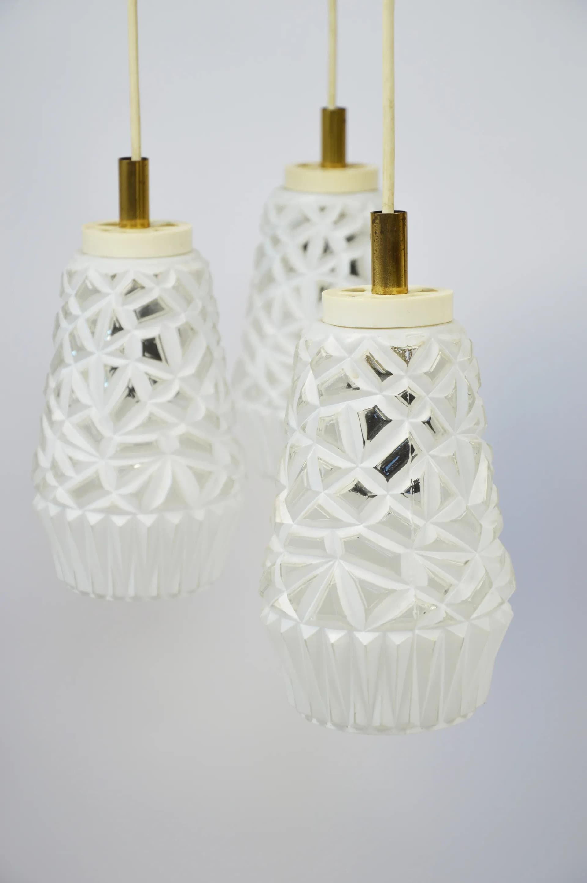 Lampa kaskadowa, szkło białe, metal, Polska, lata 70. - 86908