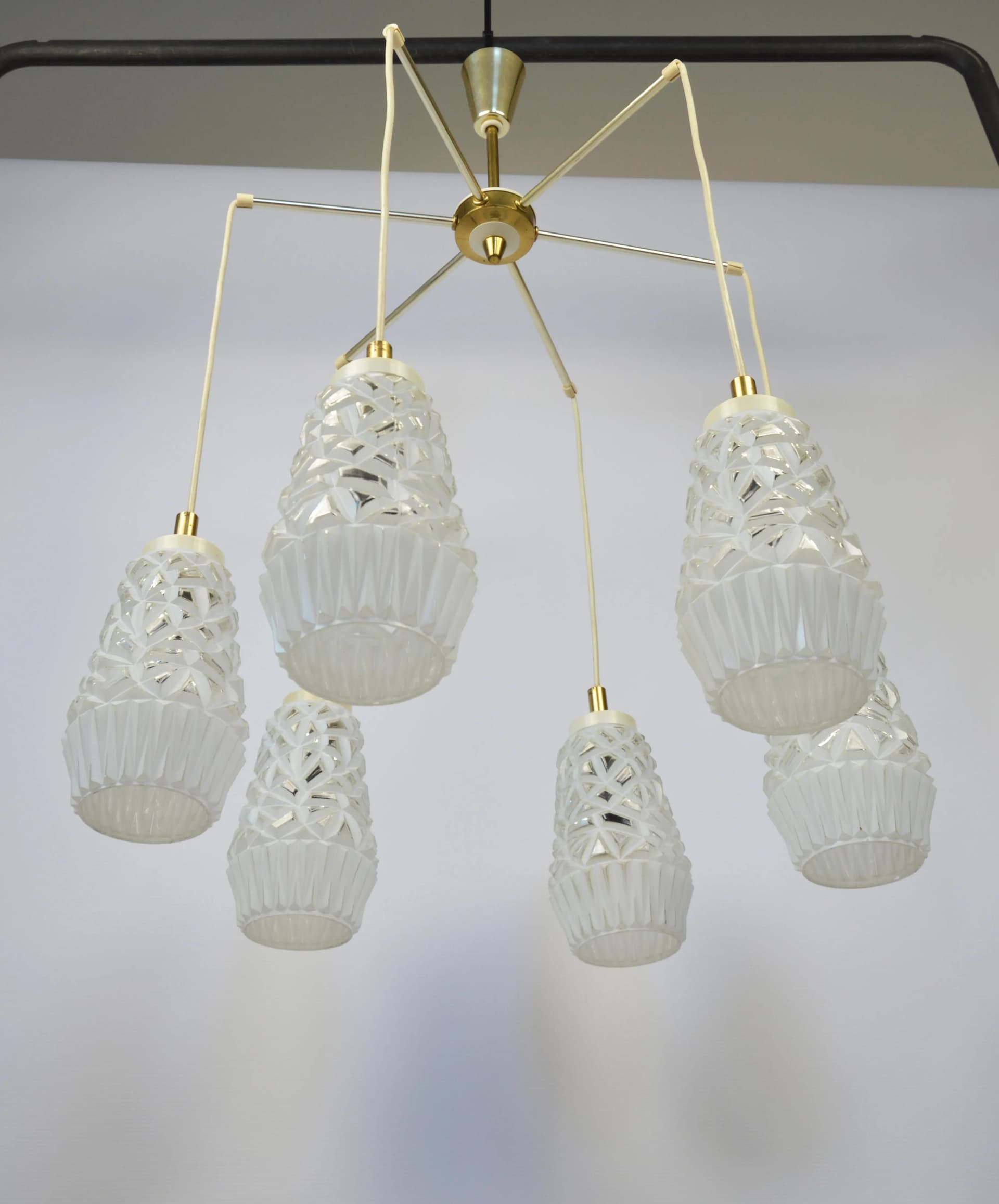 Lampa kaskadowa, szkło białe, metal, Polska, lata 70. - 86907