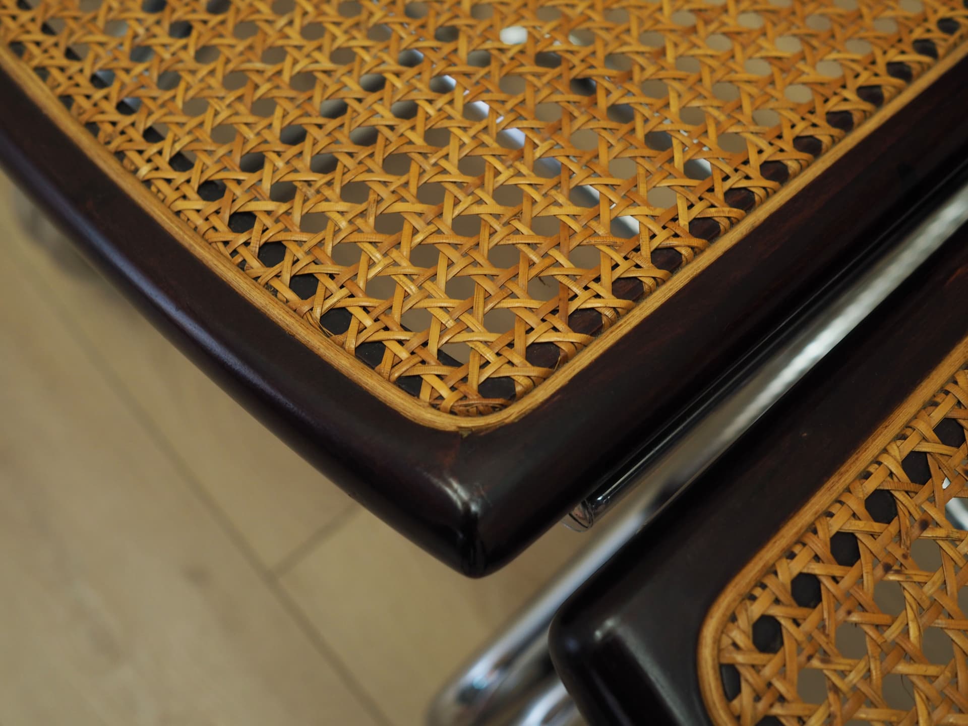 Zestaw czterech krzeseł Bauhaus, rattan brązowy, buk ciemny, metal chromowany, Włochy, lata 60. - 83309