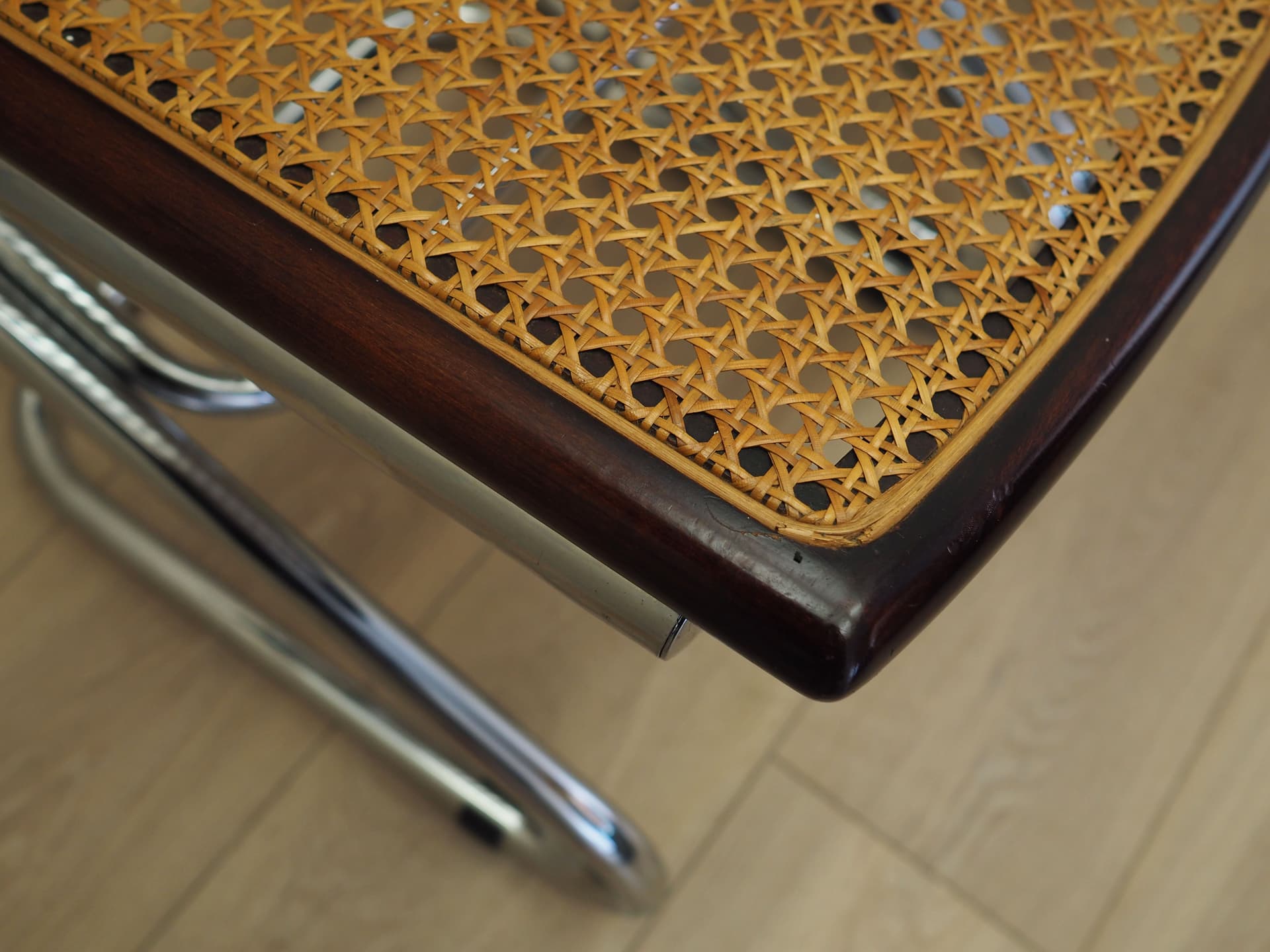 Zestaw czterech krzeseł Bauhaus, rattan brązowy, buk ciemny, metal chromowany, Włochy, lata 60. - 83310