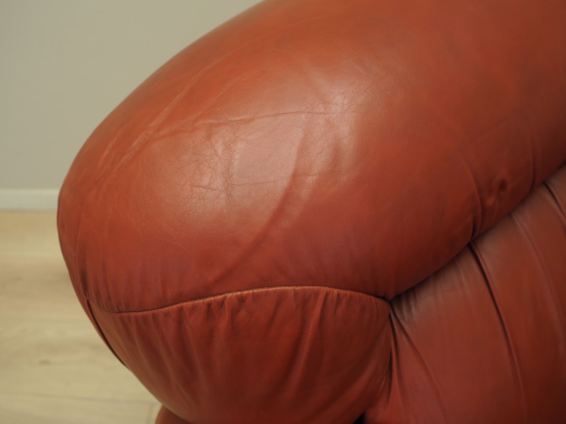 Fotel, bordo, skóra naturalna, Włochy, lata 70. - 83334