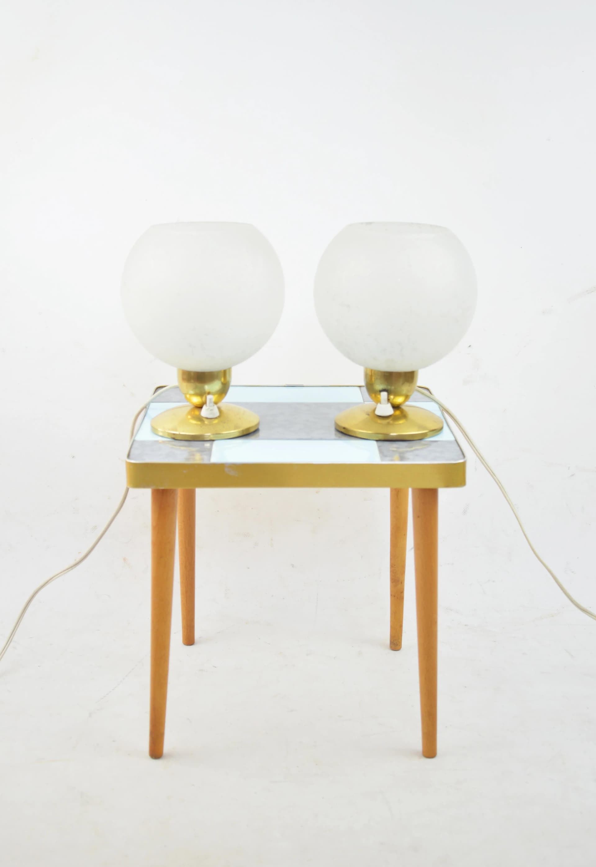 Para lampek nocnych, szkło białe, metal złoty, Polska, lata 60. - 86731