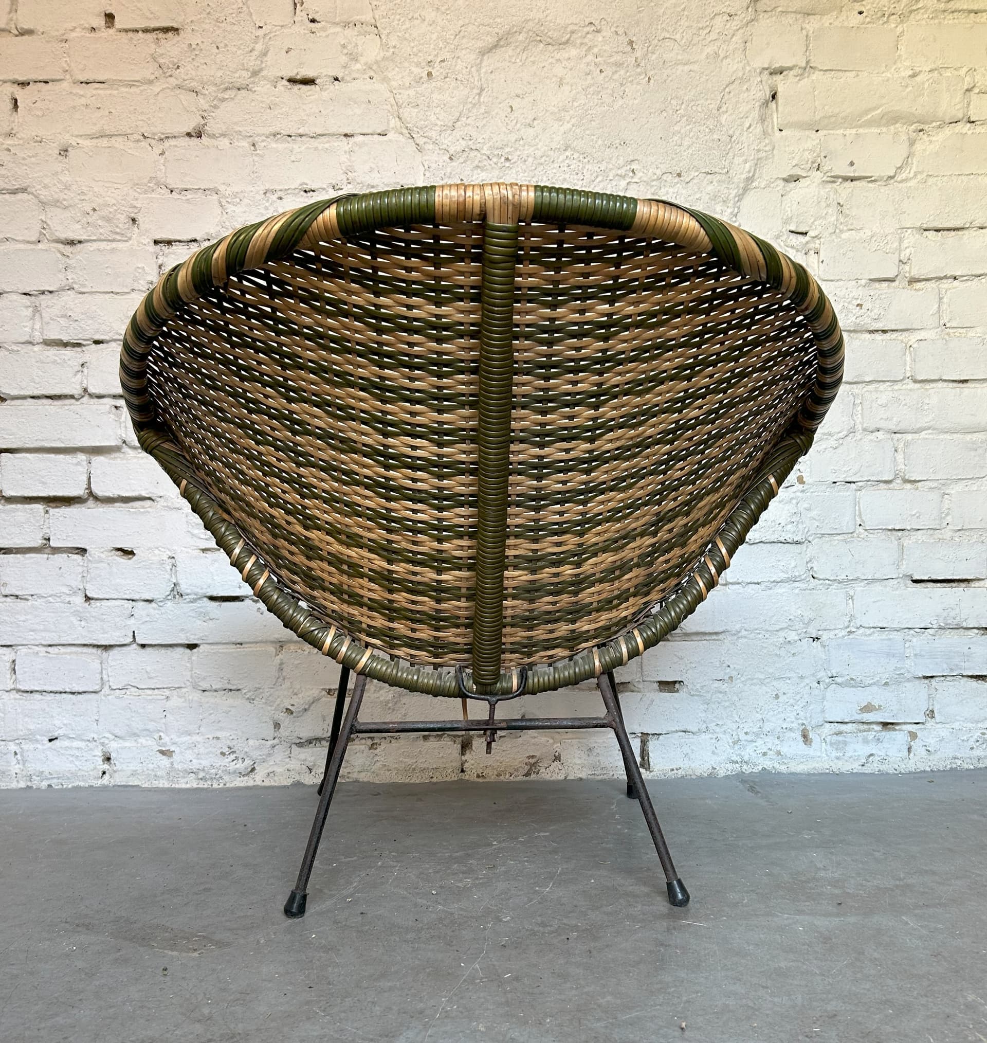 Fotel, oliwkowy beżowy, rattan winyl metal czarny, lata 50. - 6786