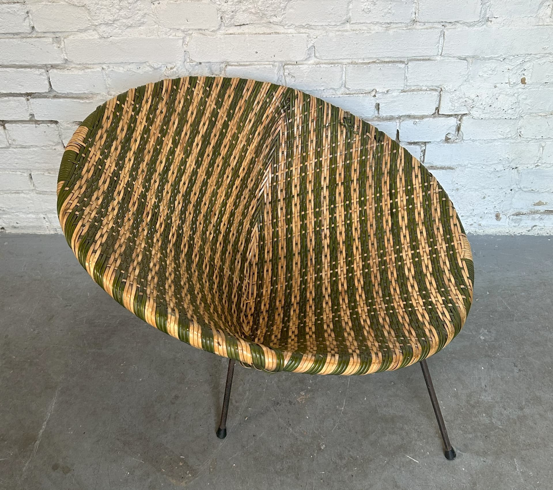 Fotel, oliwkowy beżowy, rattan winyl metal czarny, lata 50. - 6785