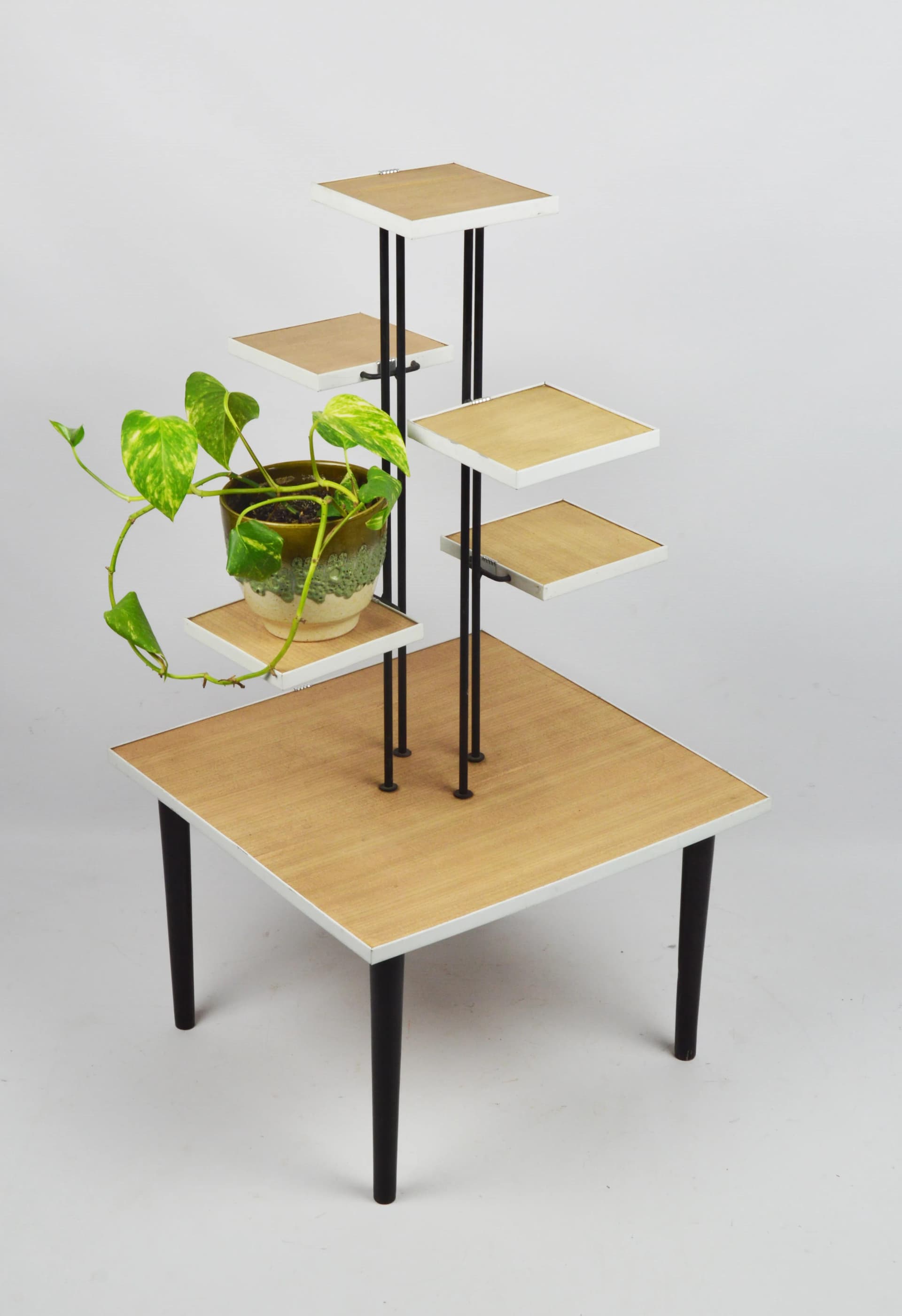 Kwietnik, brązowy, drewno, metal czarny, tworzywo sztuczne biały, Polska, lata 80. - 86423