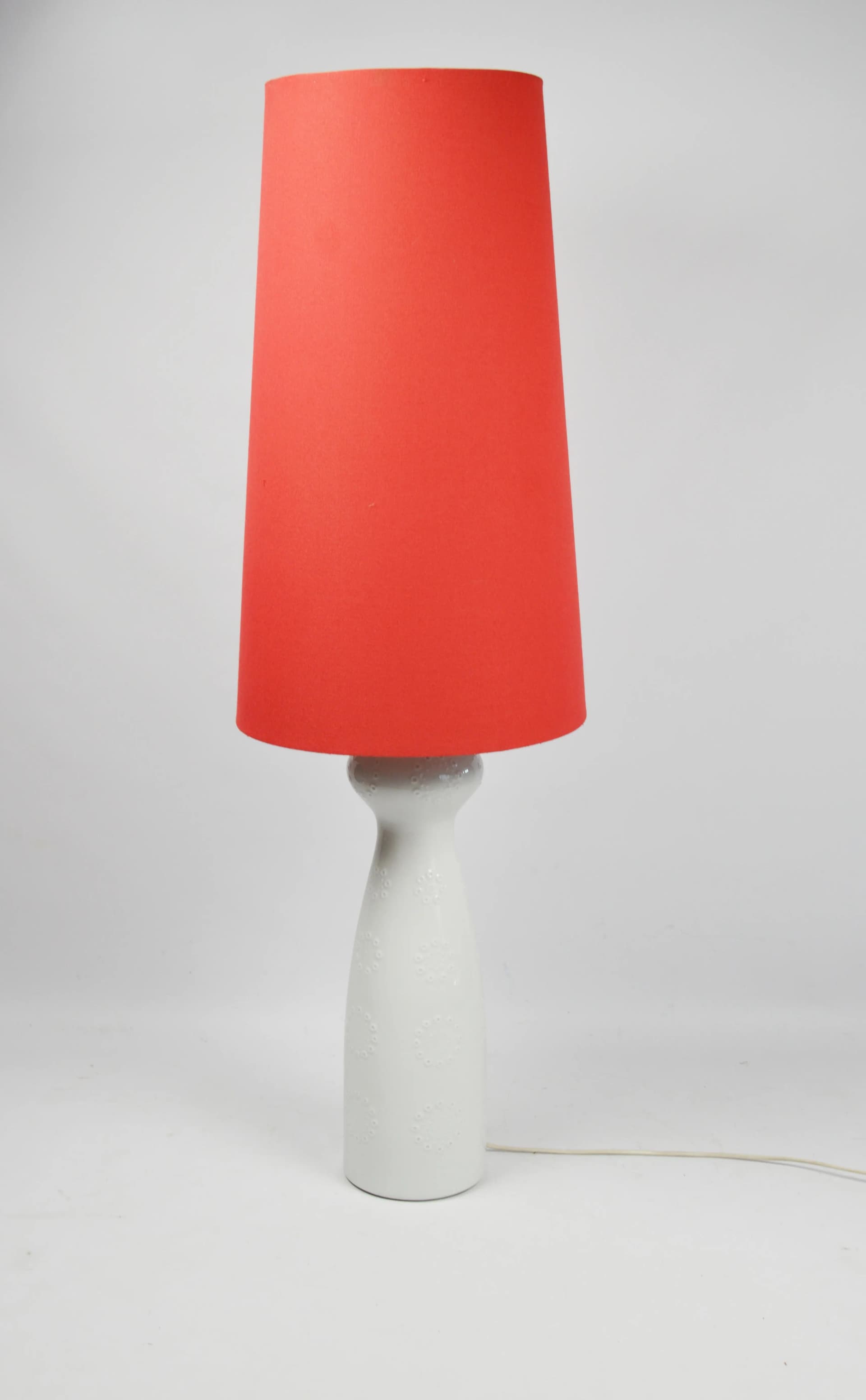 Lampa podłogowa, porcelana biała, plastik czerwony, Wallendorf, Niemcy, lata 70. - 86391