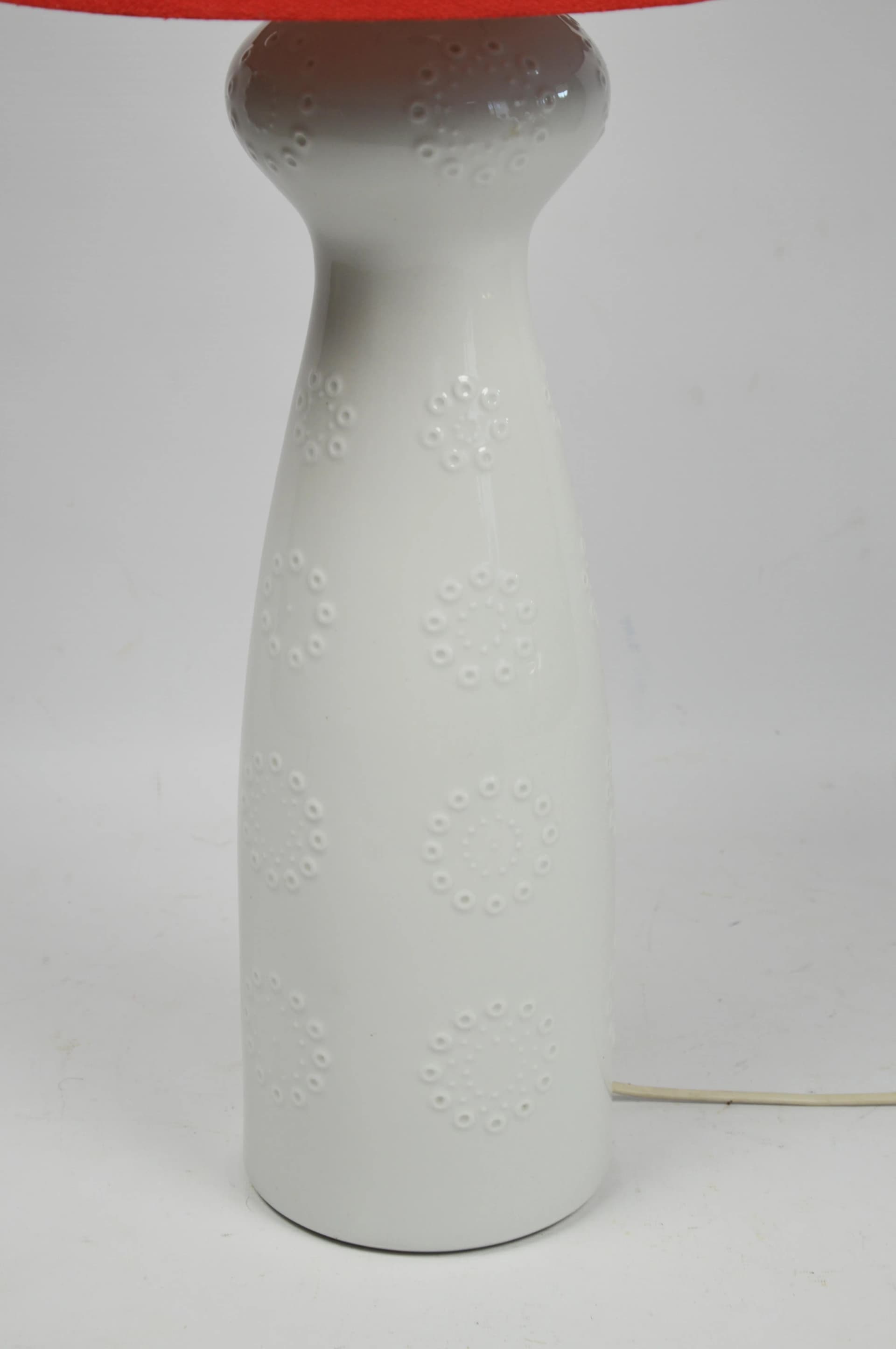 Lampa podłogowa, porcelana biała, plastik czerwony, Wallendorf, Niemcy, lata 70. - 86396