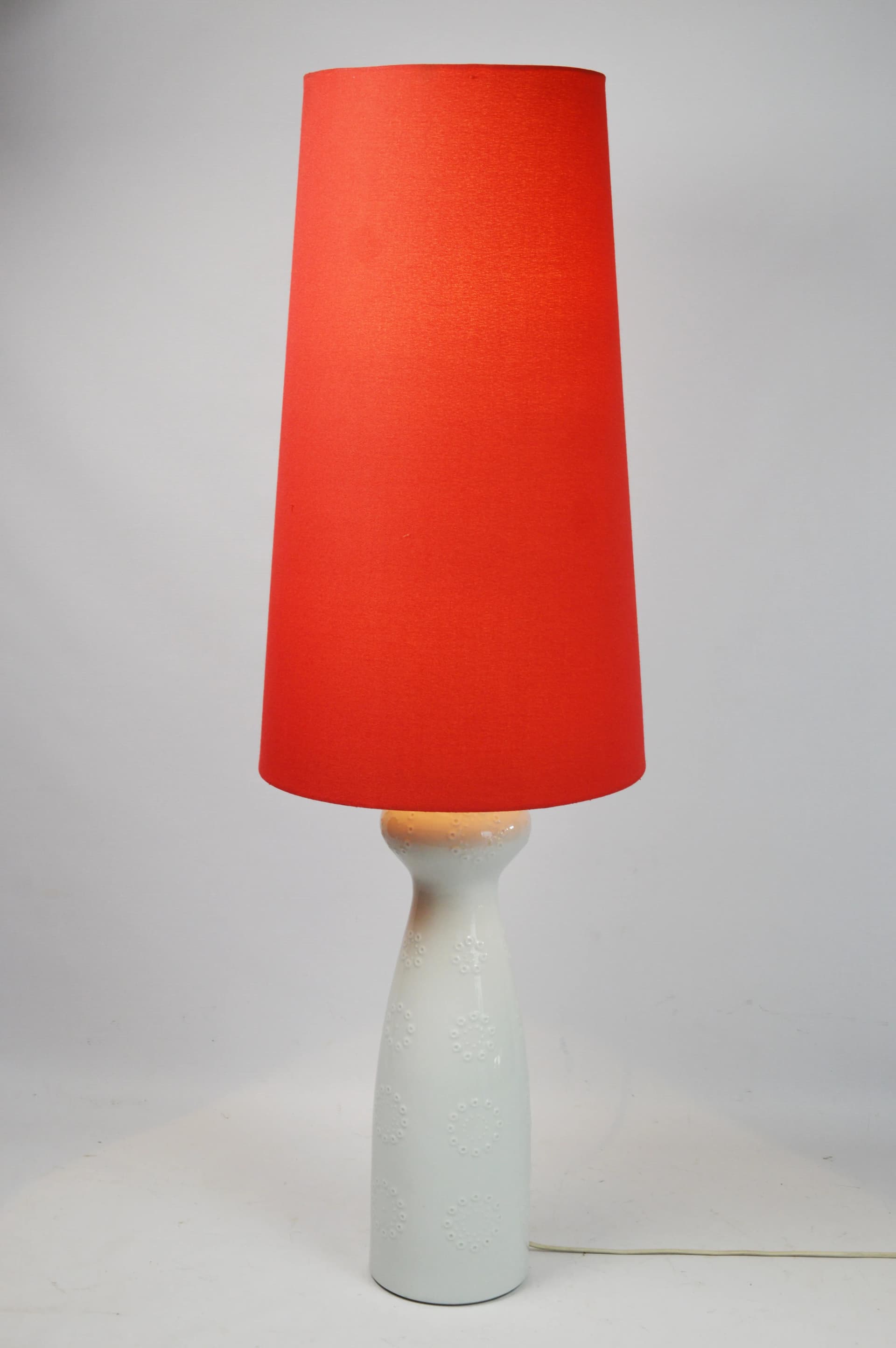 Lampa podłogowa, porcelana biała, plastik czerwony, Wallendorf, Niemcy, lata 70. - 86397