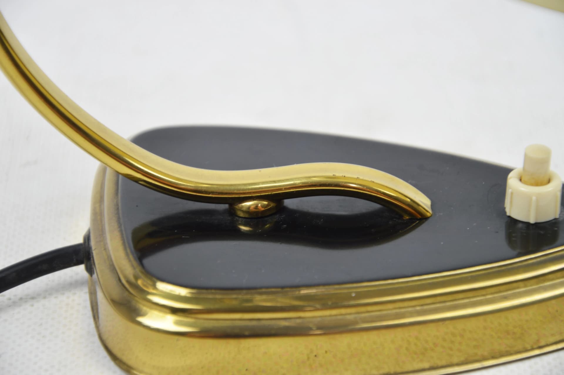 Lampka stołowa, szkło ivory white, mosiądz czarno-złoty, Stilnovo, Włochy, lata 50. - 86388