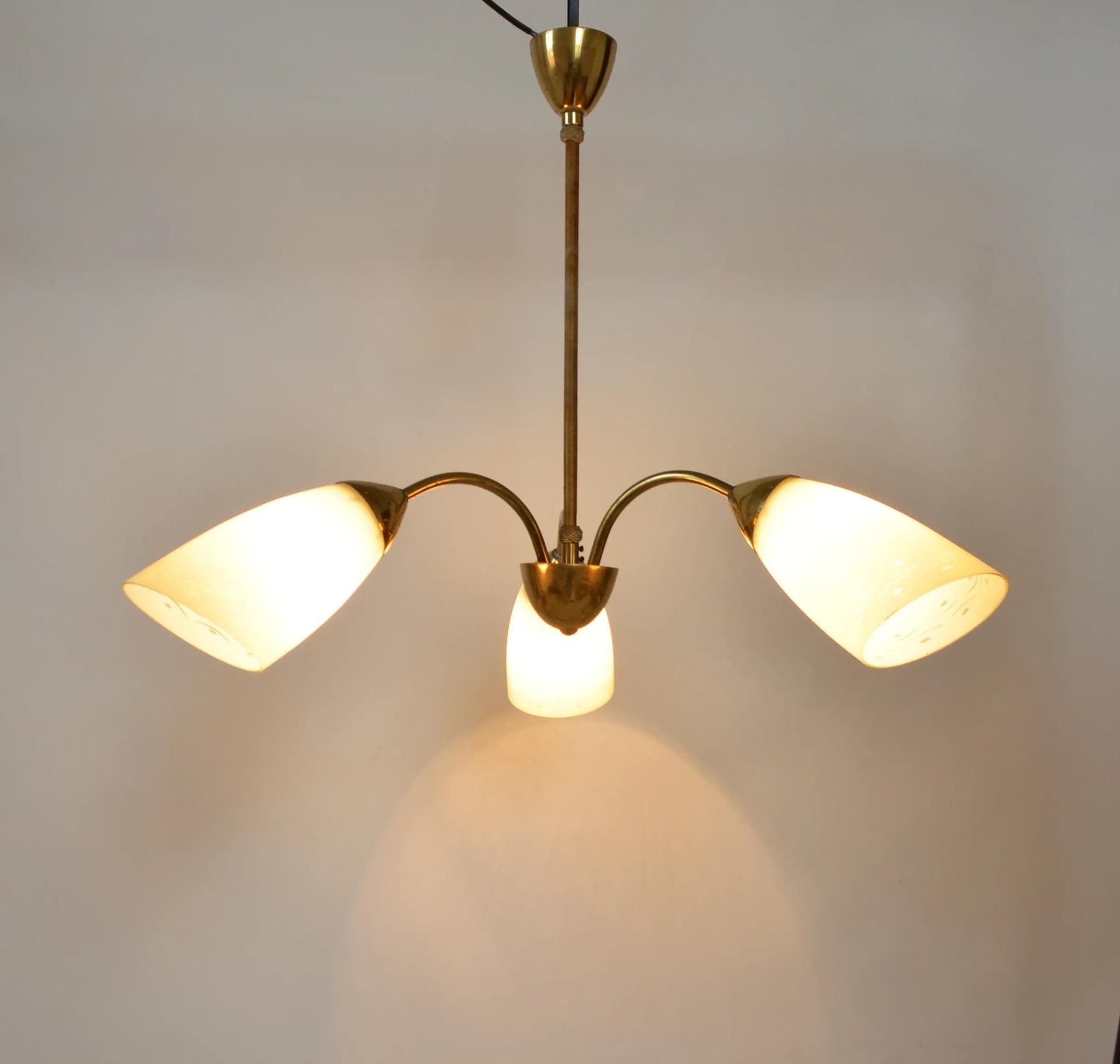 Lampa wisząca, kremowy, mosiądz, Polska, lata 50. - 85900