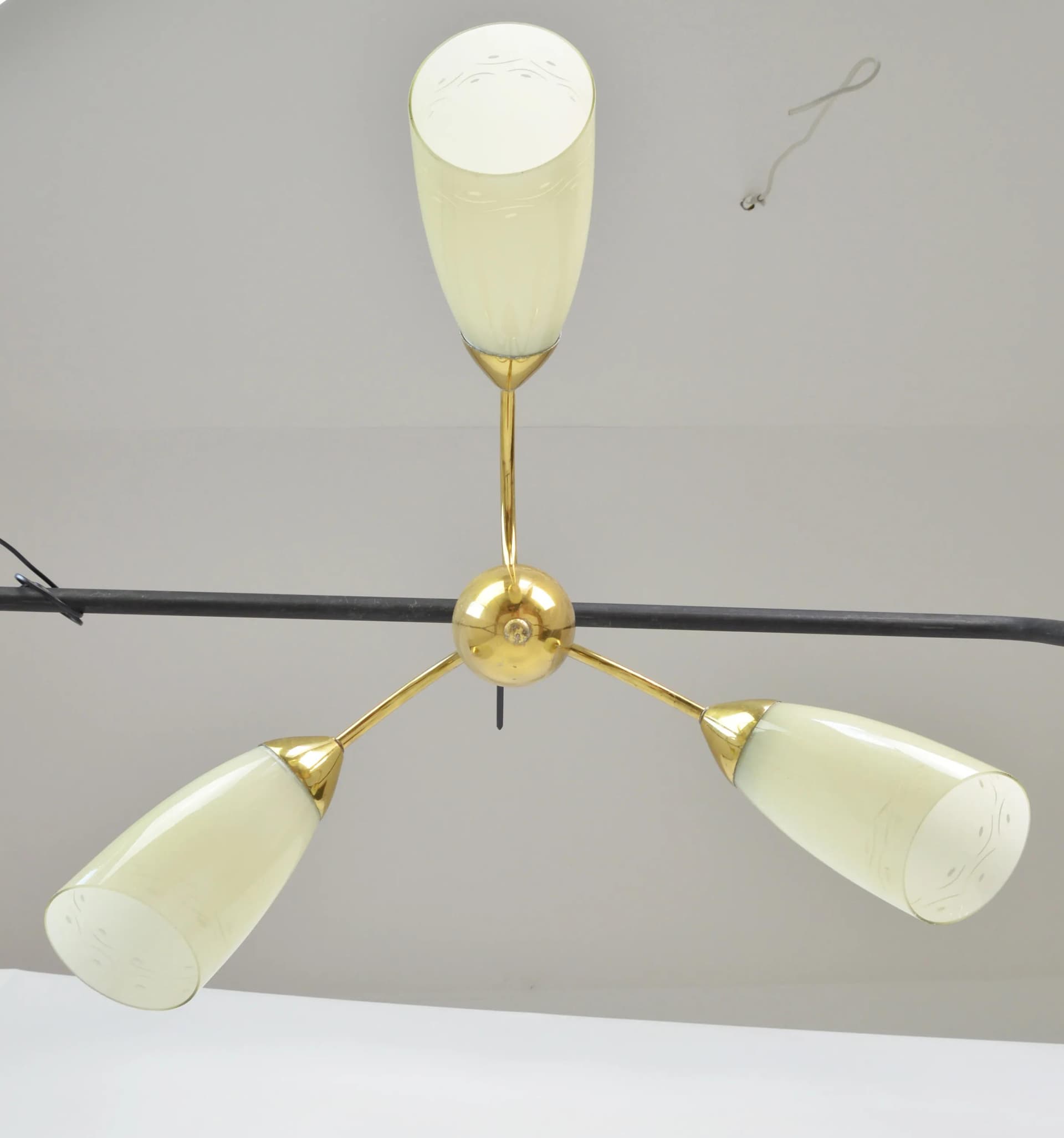 Lampa wisząca, kremowy, mosiądz, Polska, lata 50. - 85899