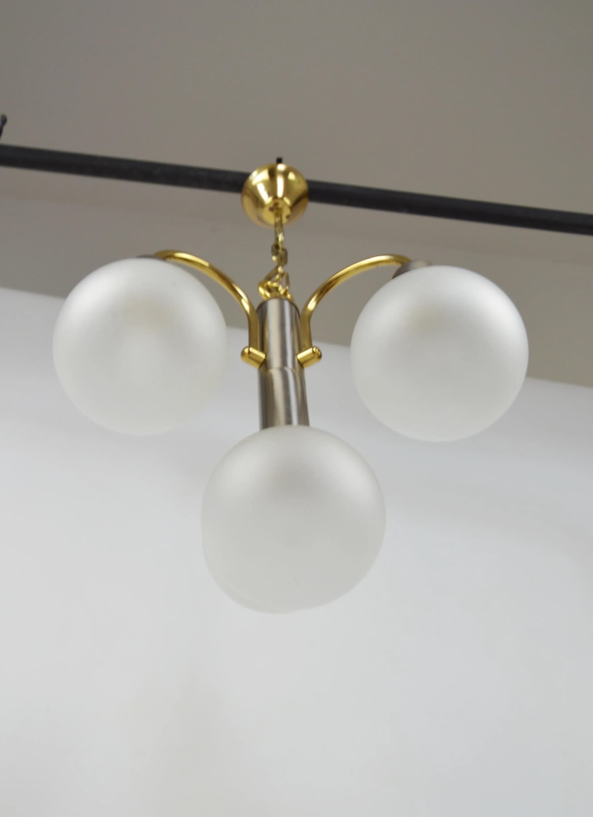 Żyrandol, srebrny, mosiądz złoty, szkło matowe, Polska, lata 80. - 85547