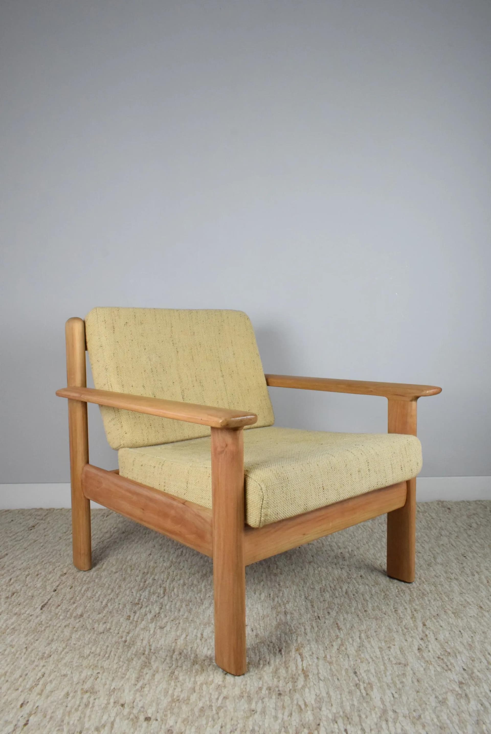 Fotel klubowy, wełna beżowa, drewno tekowe, proj. W. Knoll, Niemcy, lata 70. - 85515
