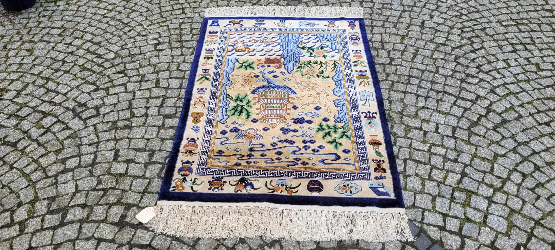 Dywan orientalny postaciowy 125x235 cm, jedwab beżowy, Chiny, początek XX w. - 88238