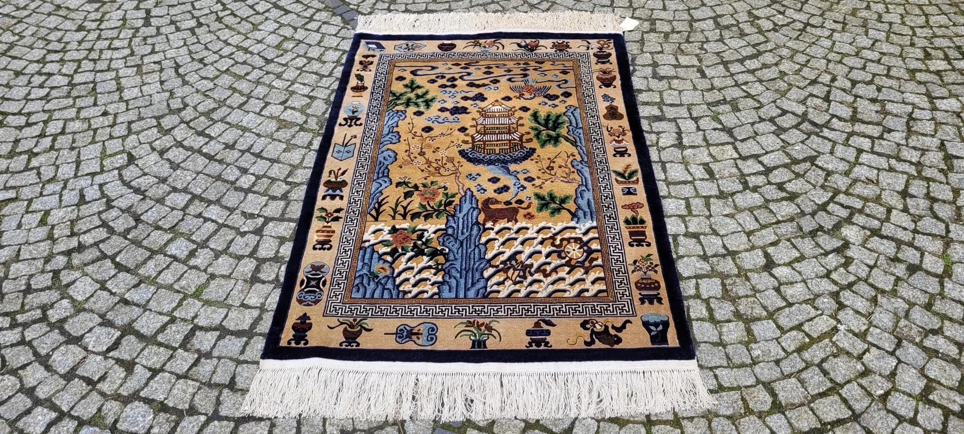 Dywan orientalny postaciowy 125x235 cm, jedwab beżowy, Chiny, początek XX w. - 88234