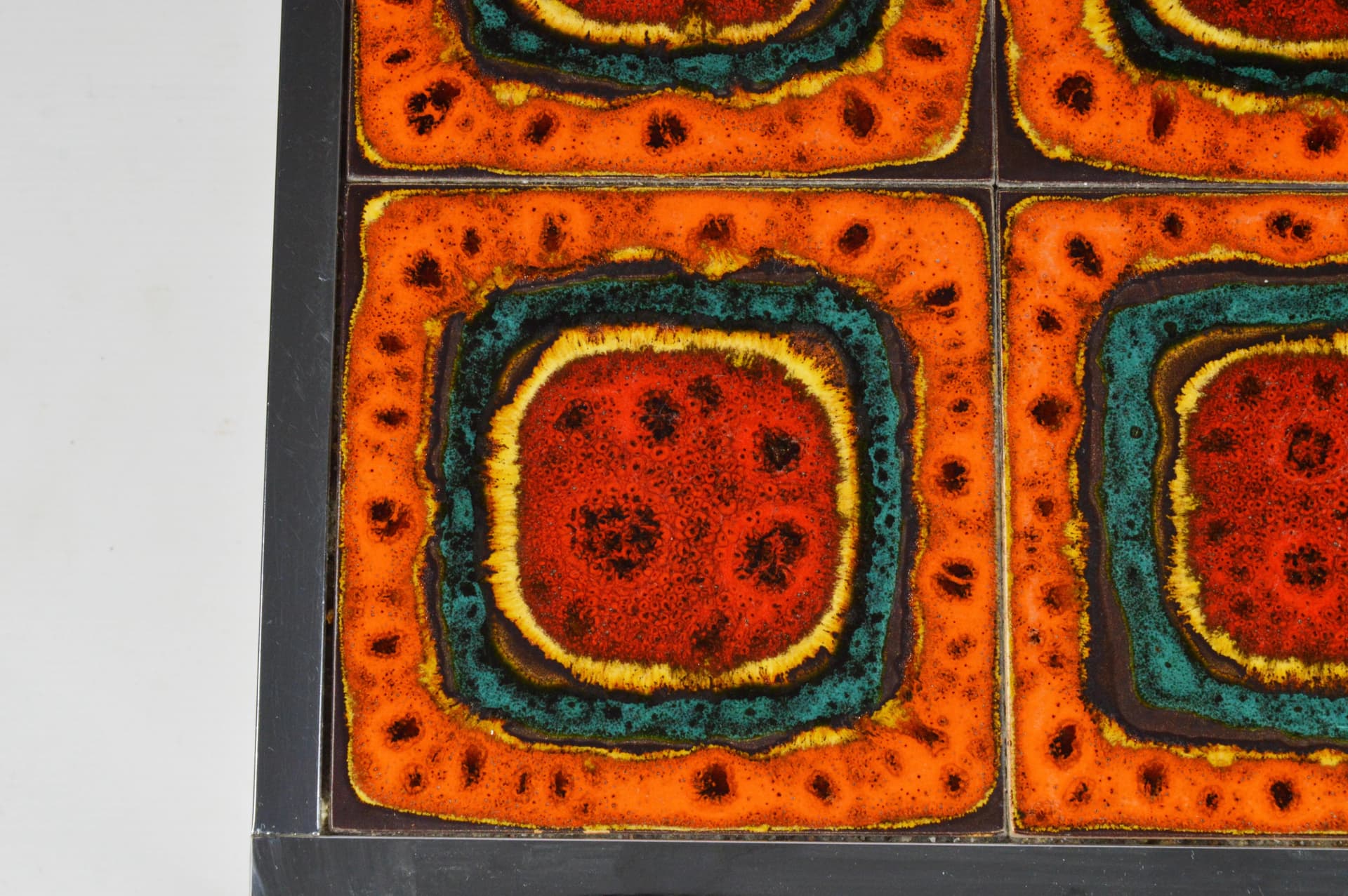 Stolik kawowy, ceramika pomarańczowa, metal chromowany, Polska, lata 70. - 85350