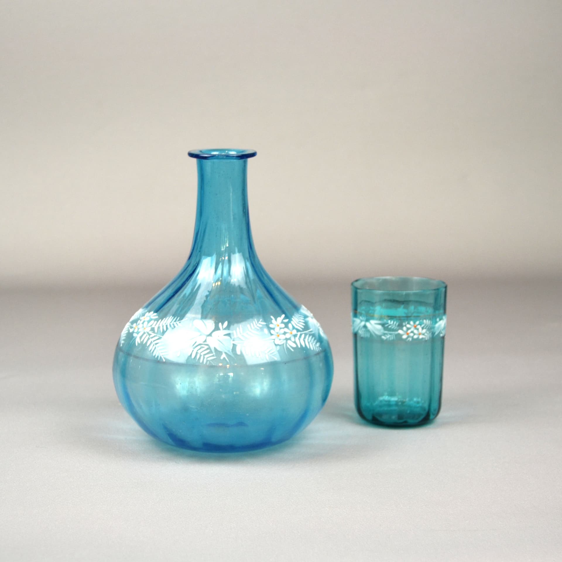 Karafka ze szklanką Mary Gregory, turkusowe szkło, Czechy, XIX w. - 640