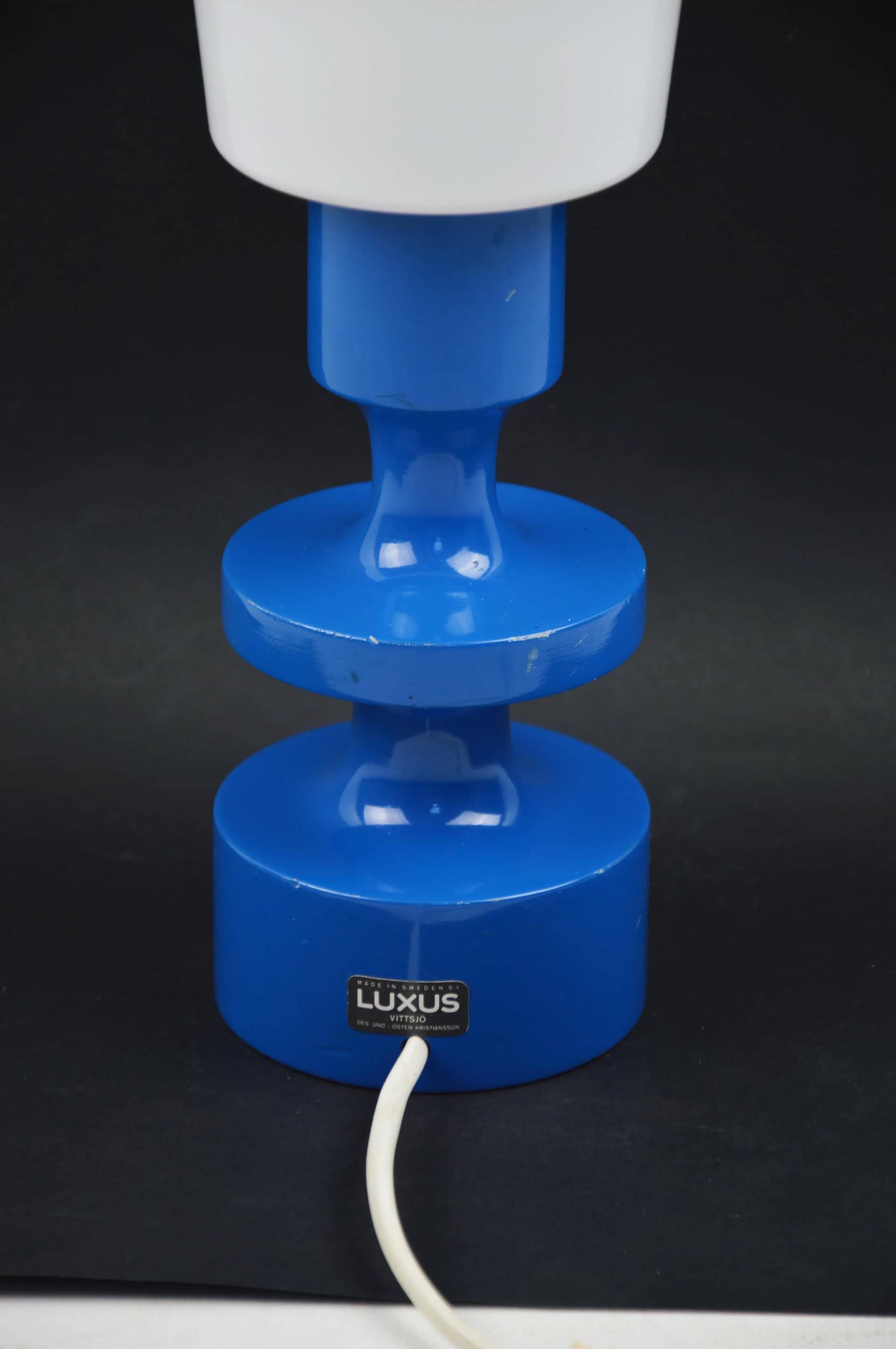 Lampka stołowa Flens, drewno niebieskie, tworzywo białe, proj. U. Kristiansson, O. Kristiansson, dla Luxus, Szwecja, lata 70. - 85172