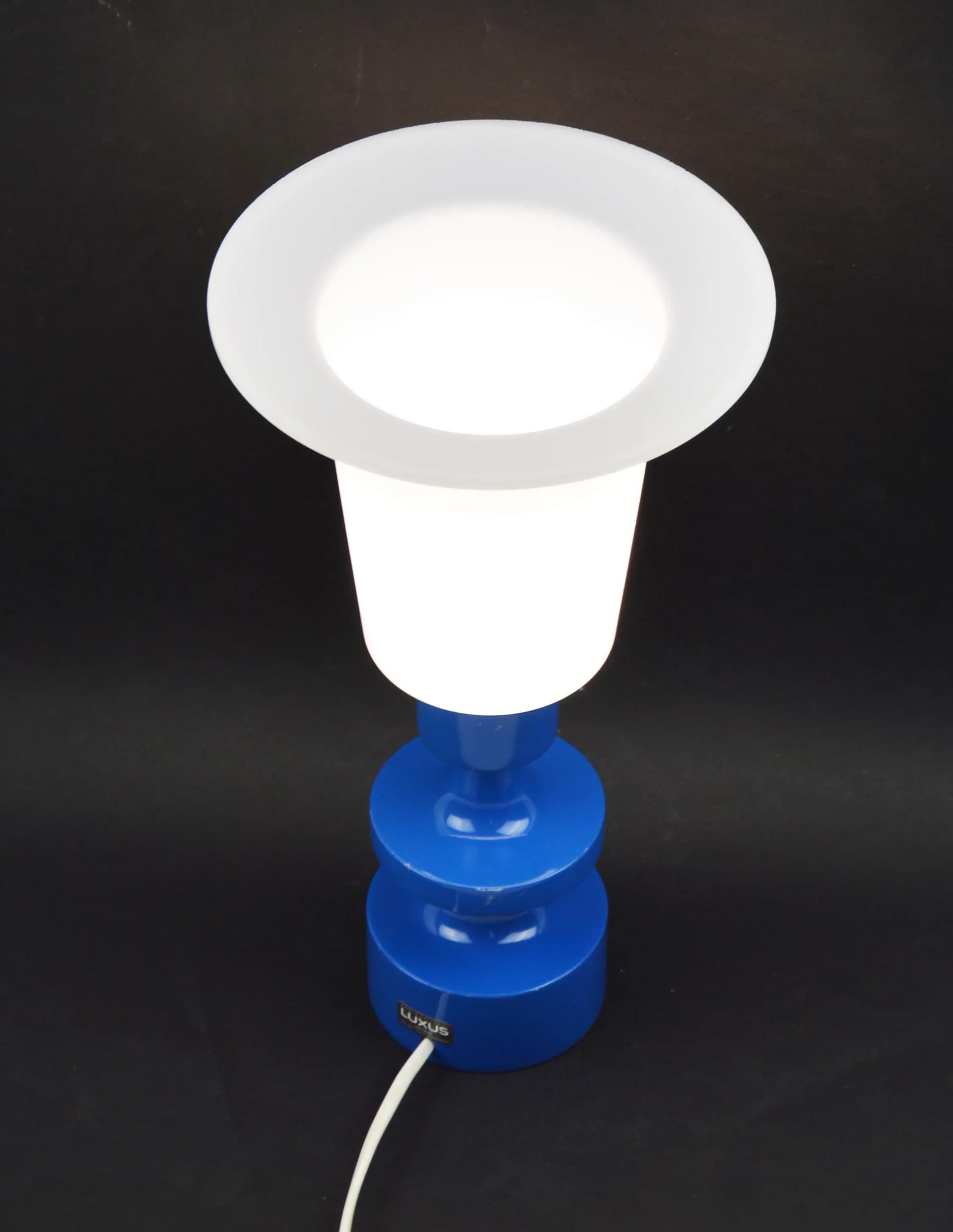 Lampka stołowa Flens, drewno niebieskie, tworzywo białe, proj. U. Kristiansson, O. Kristiansson, dla Luxus, Szwecja, lata 70. - 85170