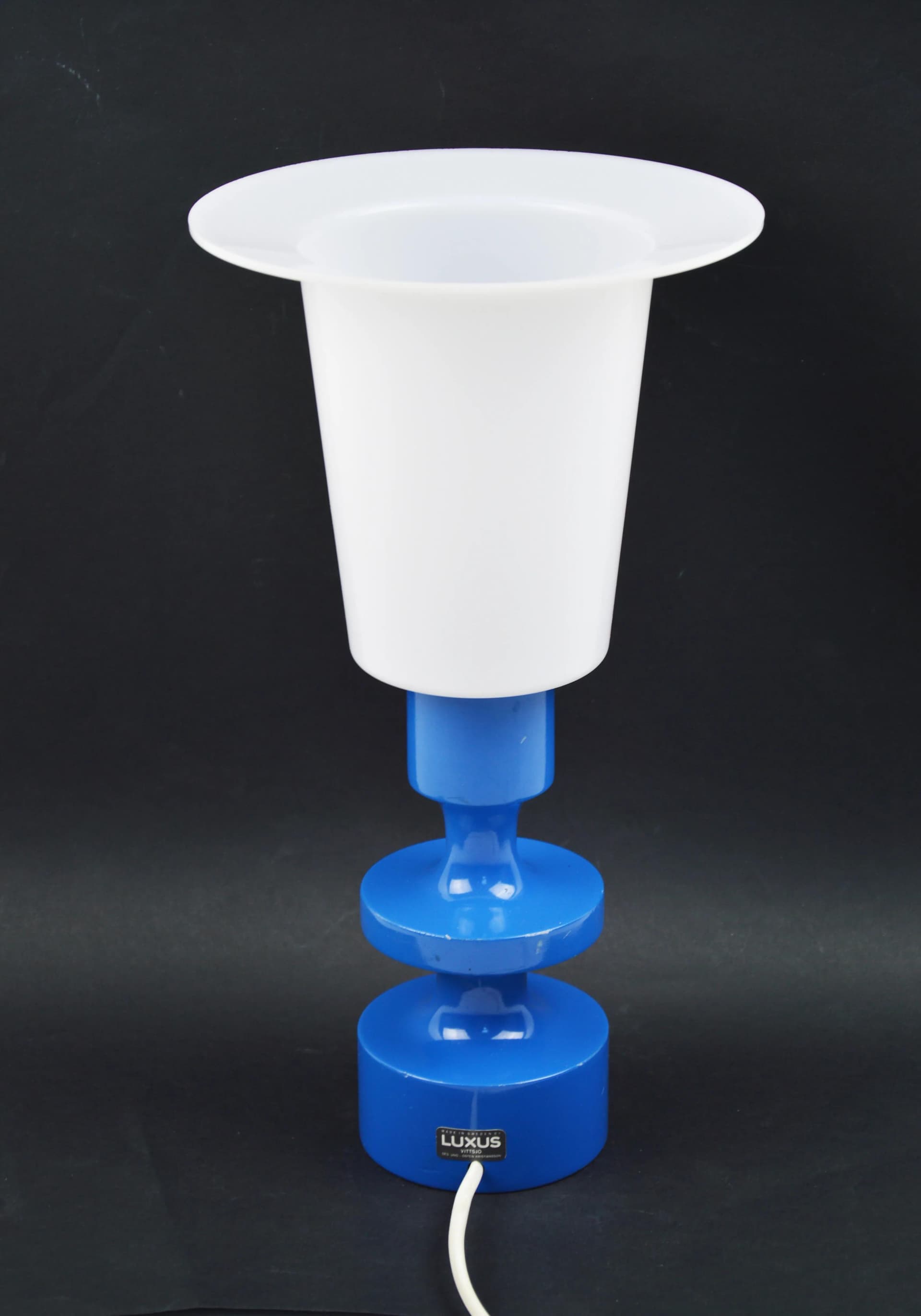 Lampka stołowa Flens, drewno niebieskie, tworzywo białe, proj. U. Kristiansson, O. Kristiansson, dla Luxus, Szwecja, lata 70. - 85173