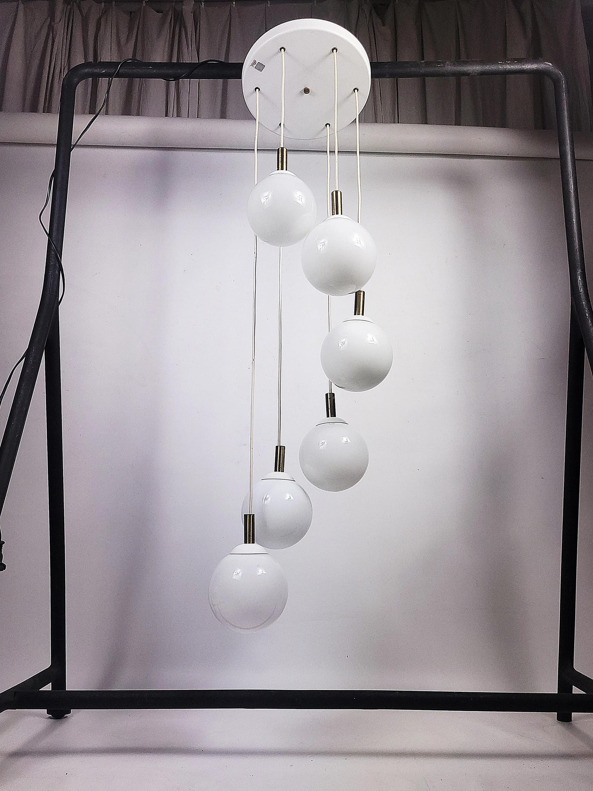 Lampa kaskadowa, szkło białe, metal, Polska, lata 70. - 85077