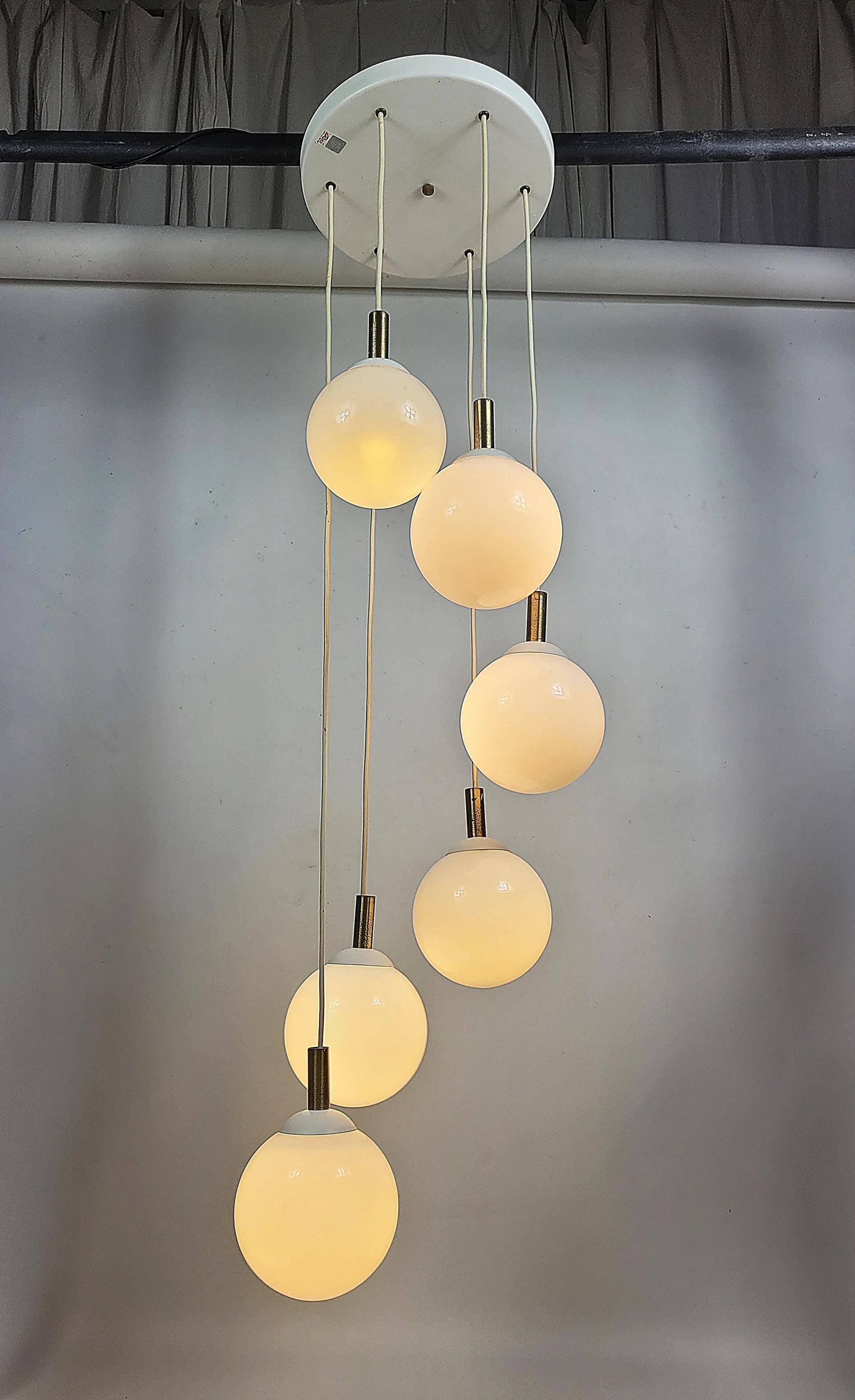 Lampa kaskadowa, szkło białe, metal, Polska, lata 70. - 85074