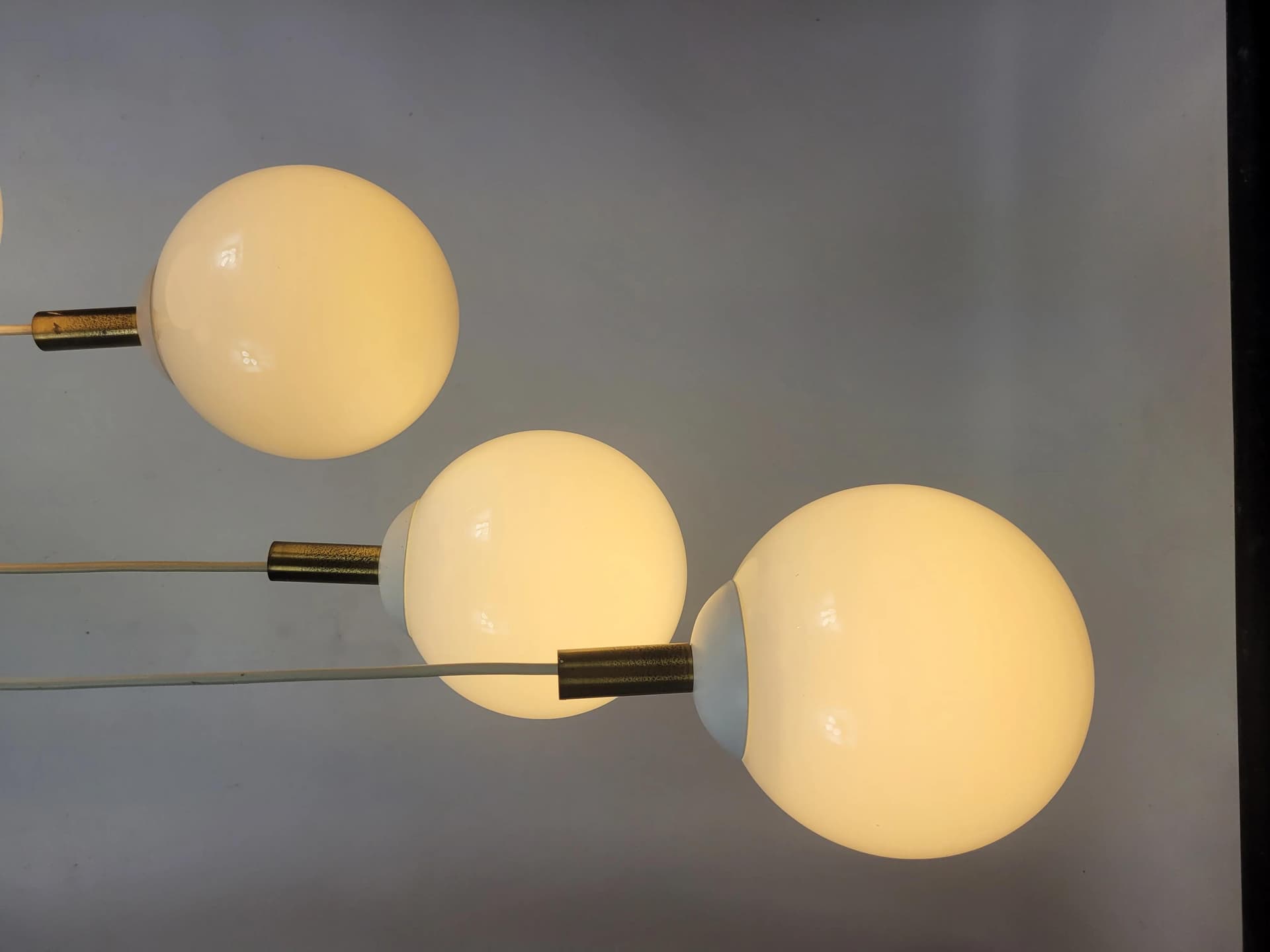 Lampa kaskadowa, szkło białe, metal, Polska, lata 70. - 85073