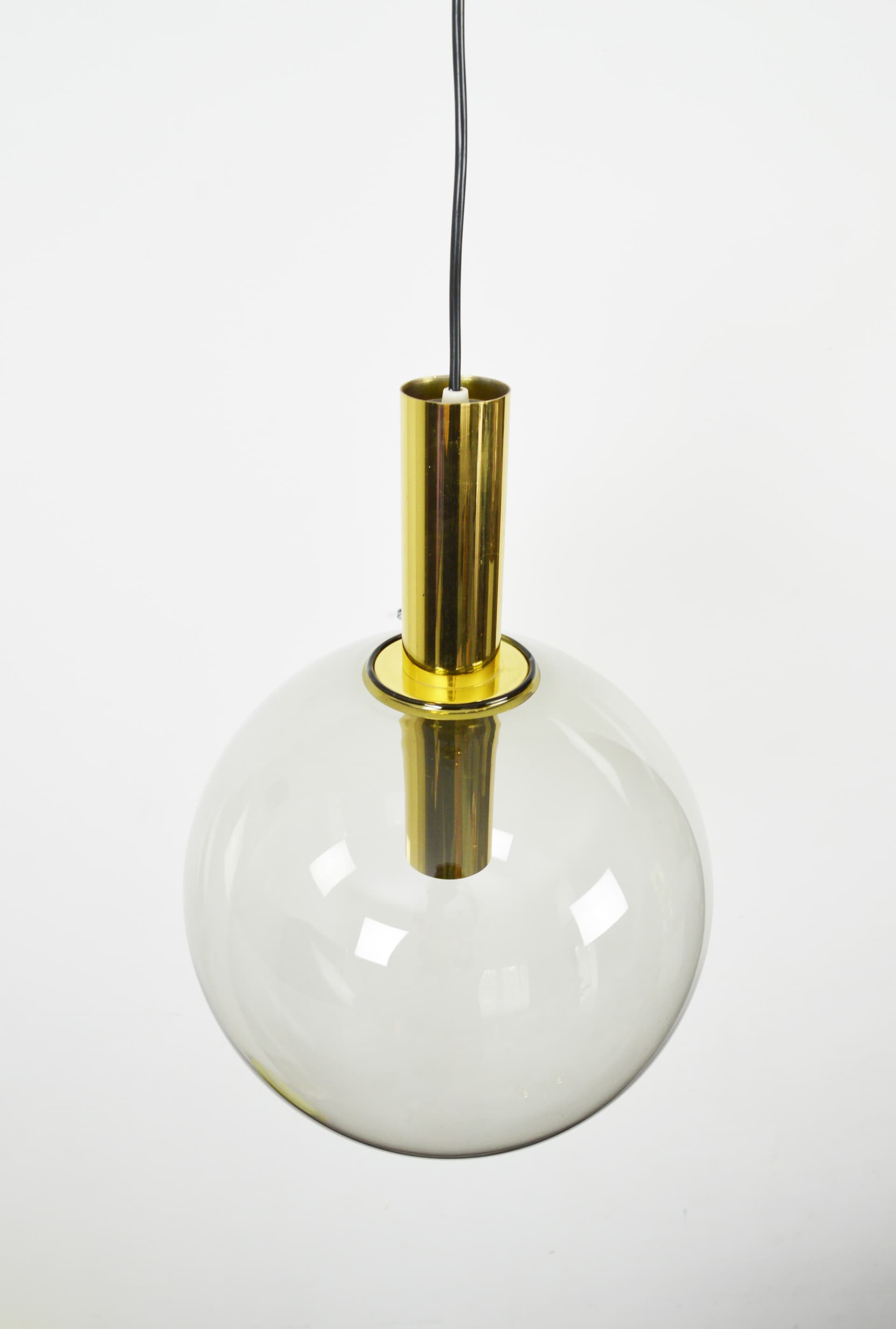 Lampa wisząca kula, szkło dymione, złote wykończenia, Polska, lata 70. - 84643