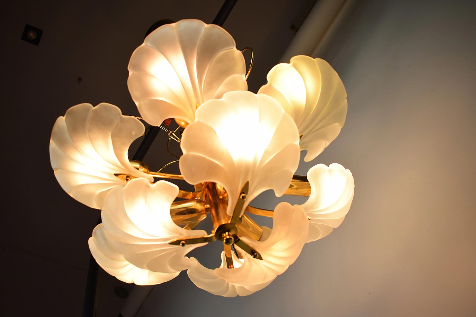 Żyrandol, złoty, metal mosiądz szkło, Belgia, lata 70. - 84631