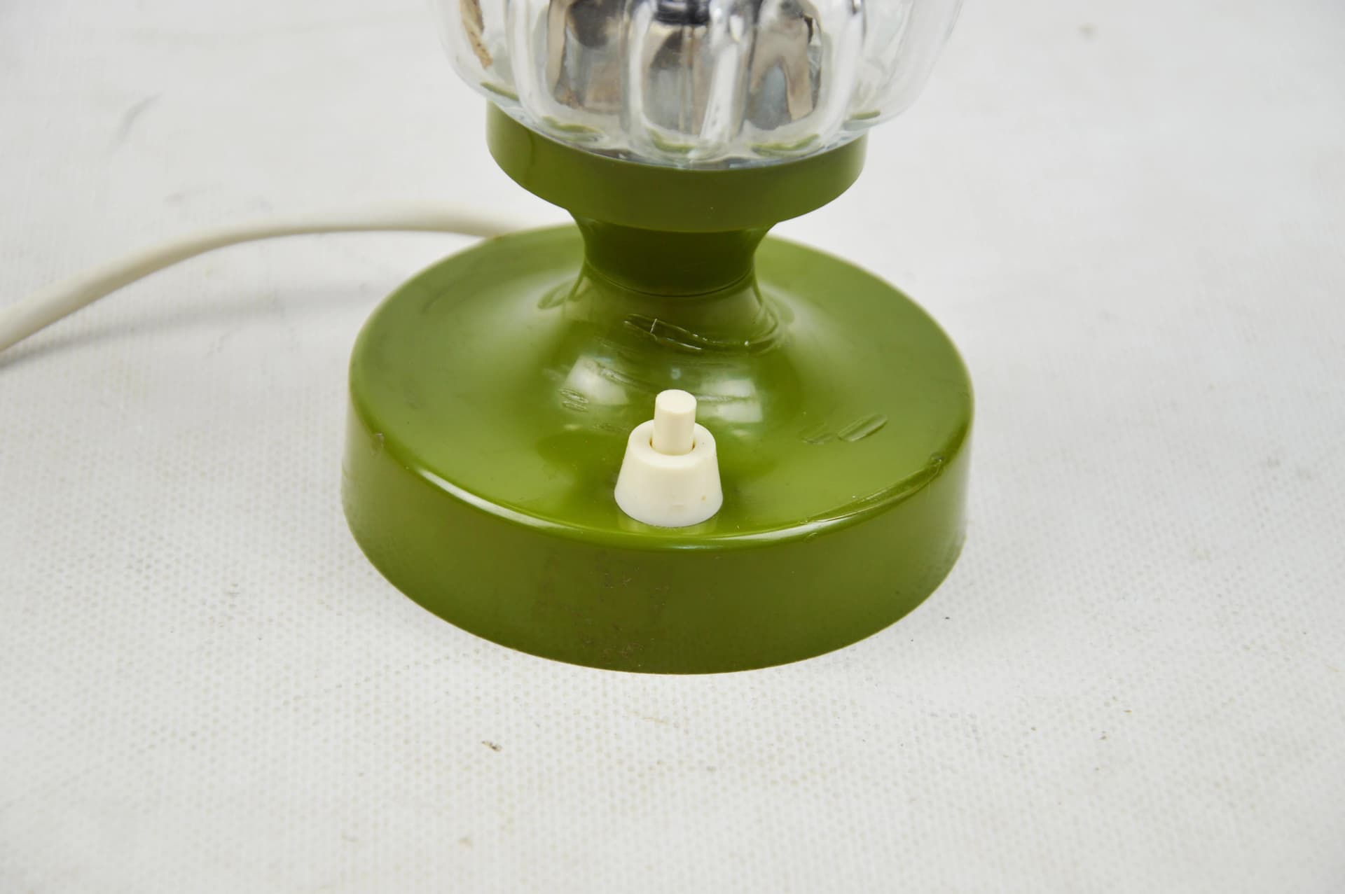 Lampka nocna, klosz szklany, podstawa oliwkowa, Polska, lata 70. - 84483